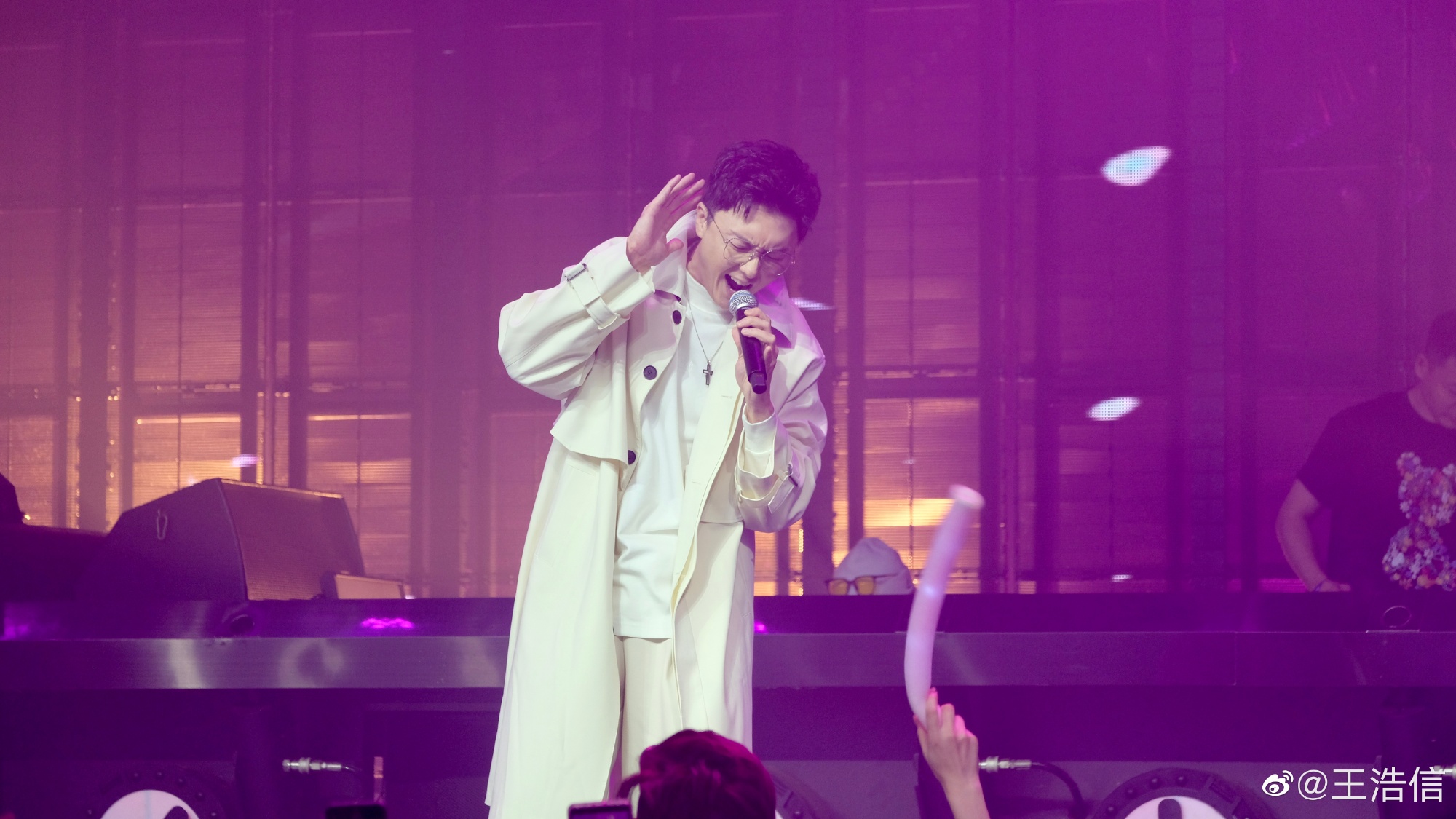 王浩信唱得很投入。
