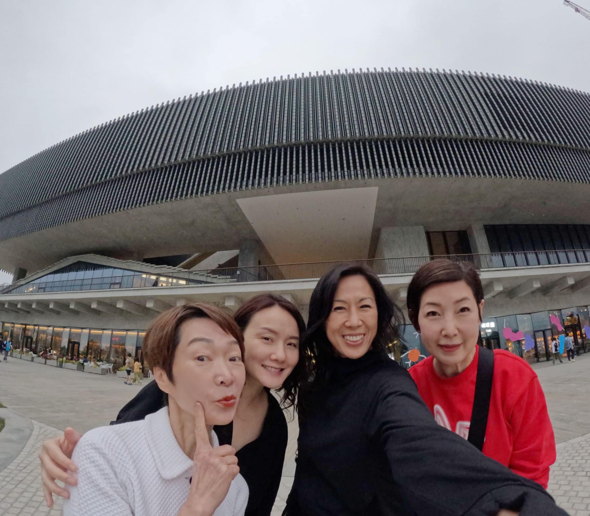 梁詠琳與譚玉瑛、黎芷珊及李懿樺亦保養得宜,自拍時笑得相當燦爛,可見友誼有增無減。