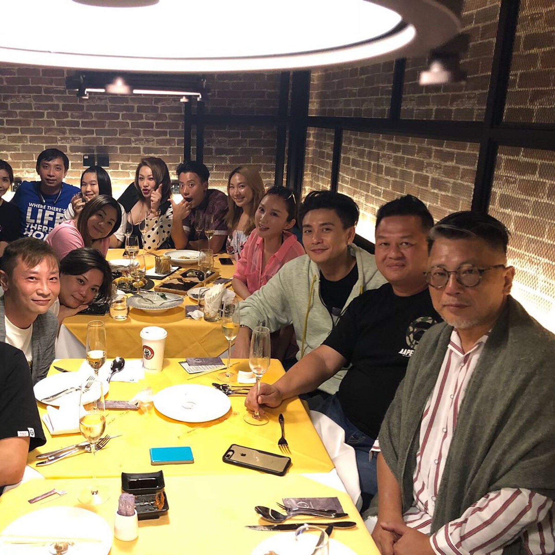 黃宗澤親自招呼客人。