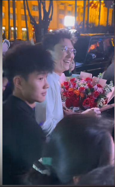 有粉絲送上花束給王浩信。