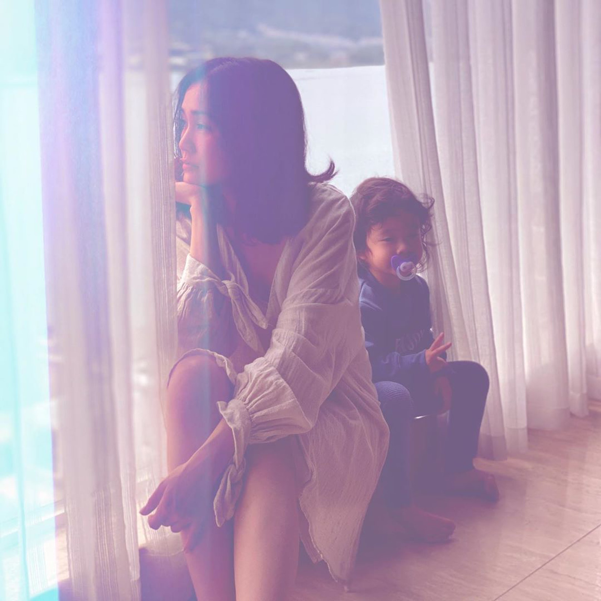 白色窗簾加上木地板,簡約設計令豪宅感覺更高雅,謝安琪最喜歡坐在這裡打卡。