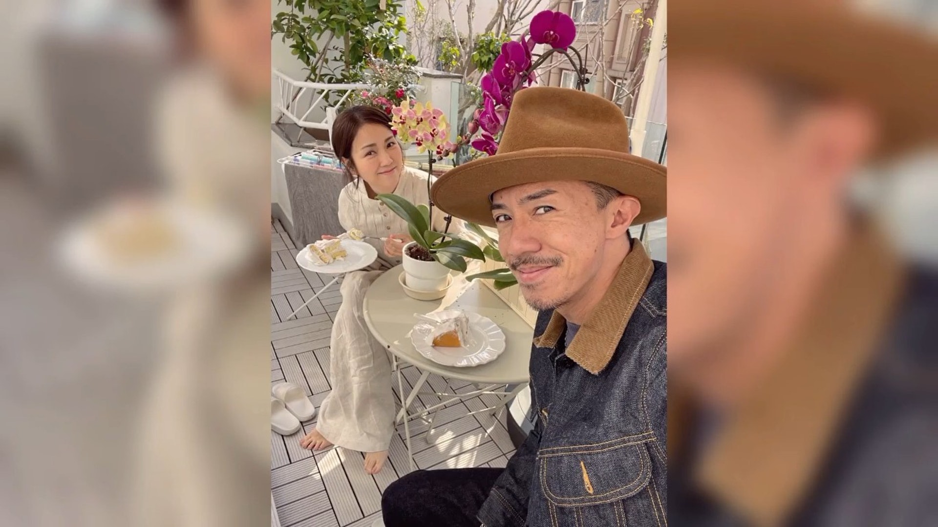 謝安琪、張繼聰閒時坐在露台曬日光歎杯茶。