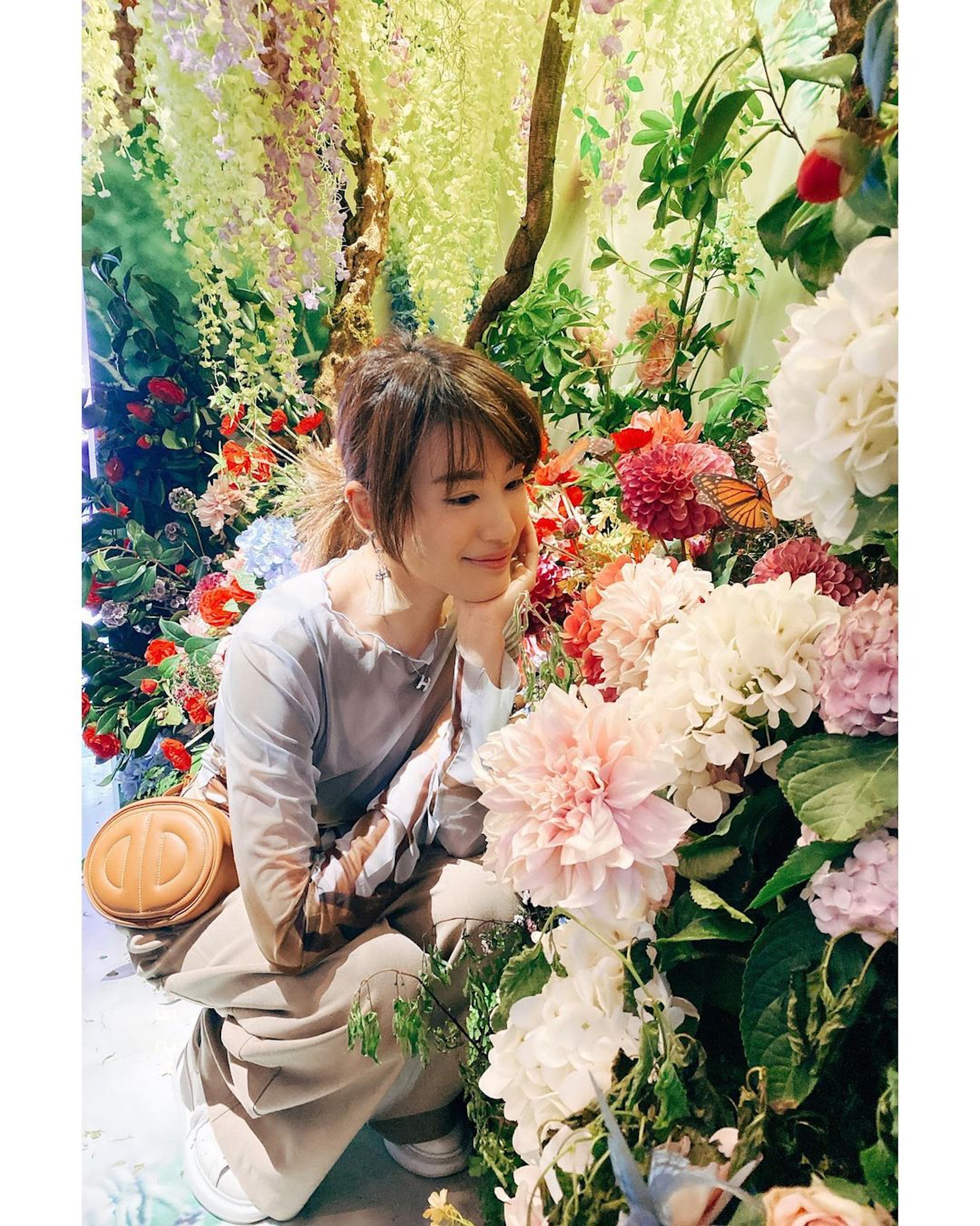 款式低調的「豬鼻包」成為蔣家旻遊歐的must-have items。