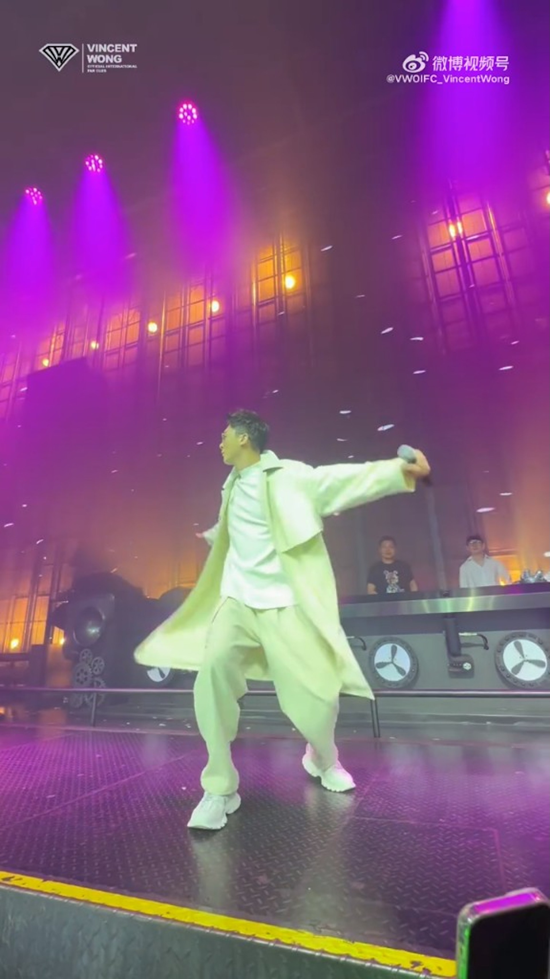 即使身邊無人伴舞,王浩信都能跟著音樂節奏揮手。