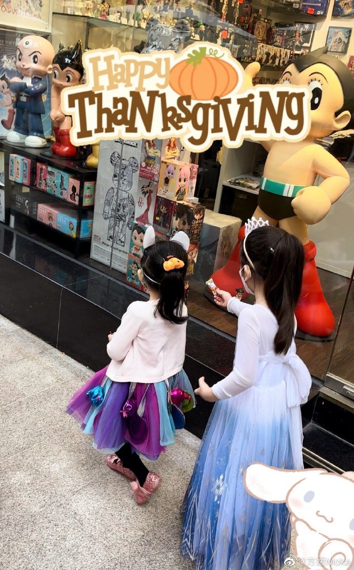 方媛帶女兒出街感受節日氣氛。