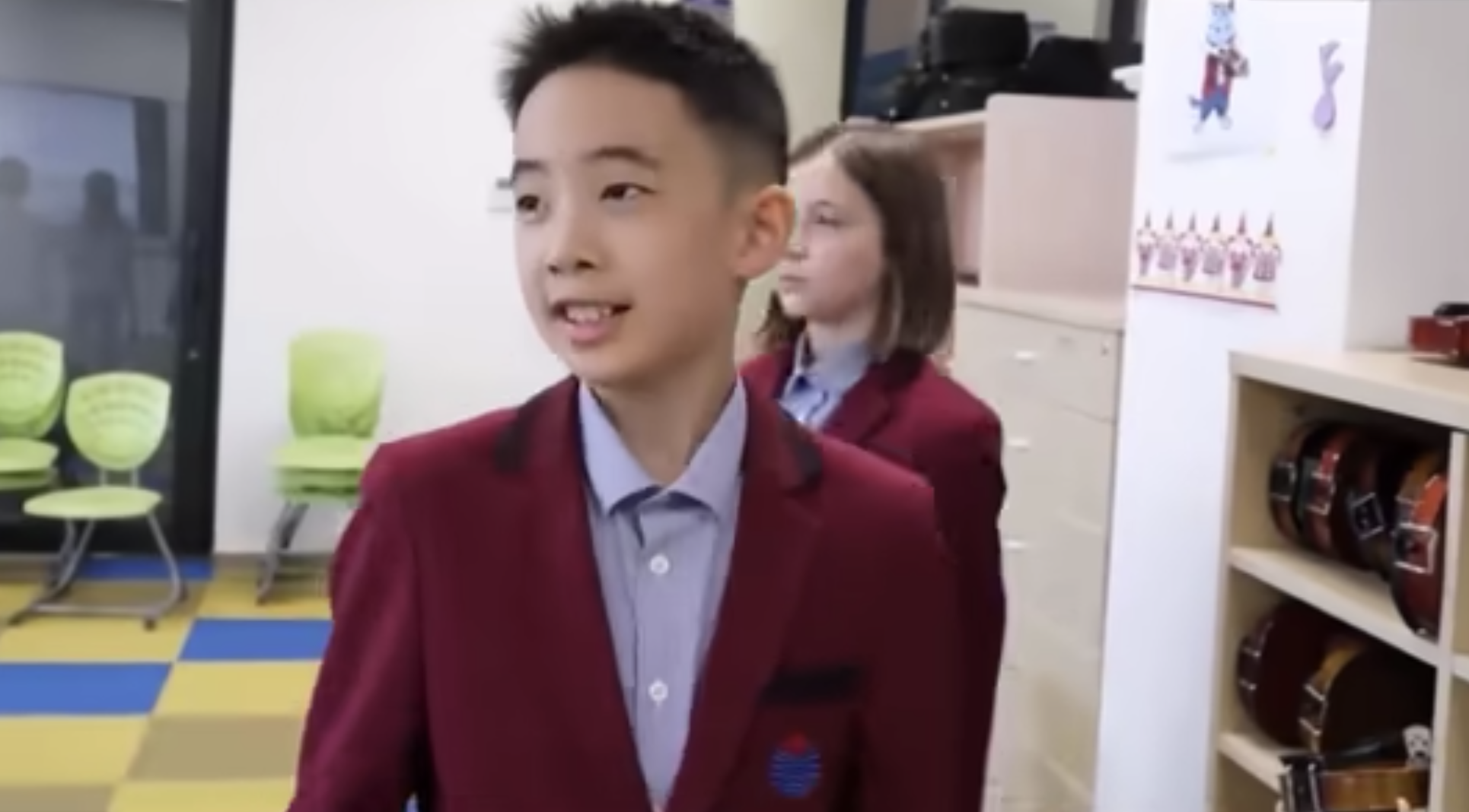 Jasper轉校到上海耀中國際學校讀書