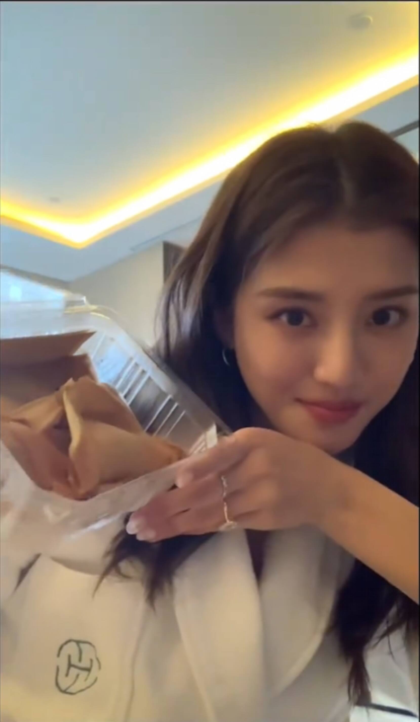 吳千語早前在分享成都的生活日常的影片中，被眼尖網民發現右手無名指戴上巨型鑽戒。