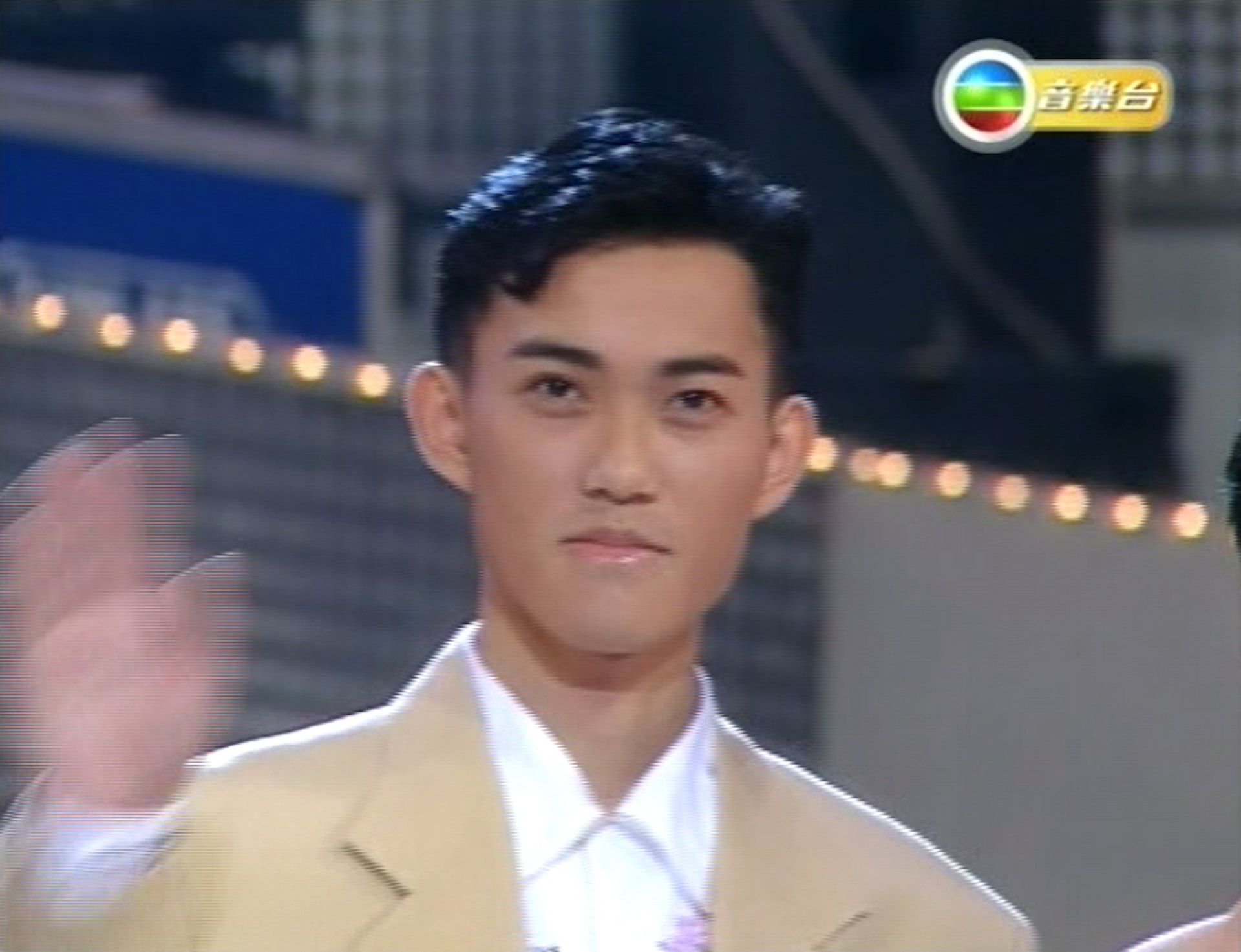 周國豐曾參加過TVB舉辦的第十屆新秀歌唱大賽。