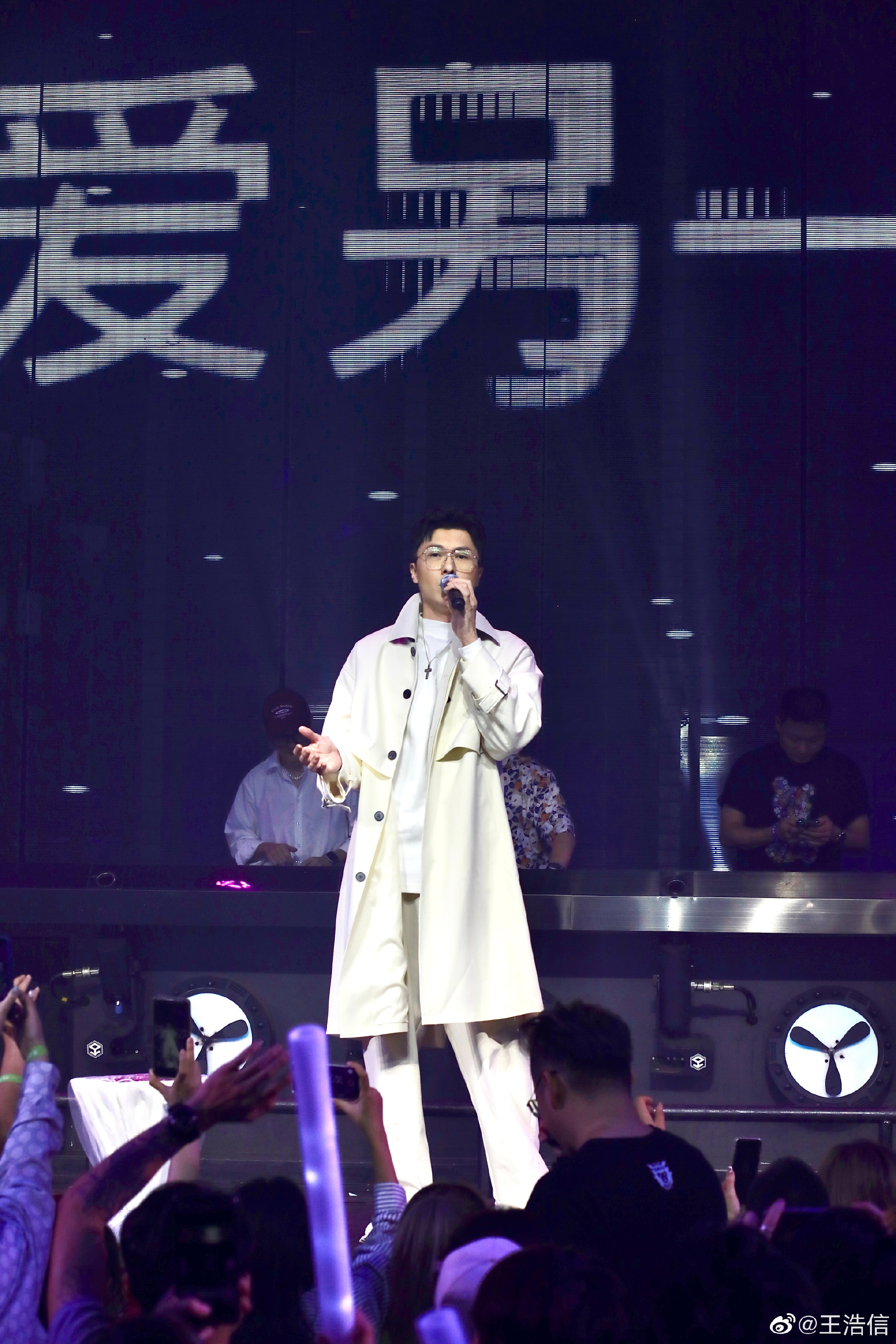 王浩信以白色長風褸襯白衫白褲上陣,盡顯高大身形。