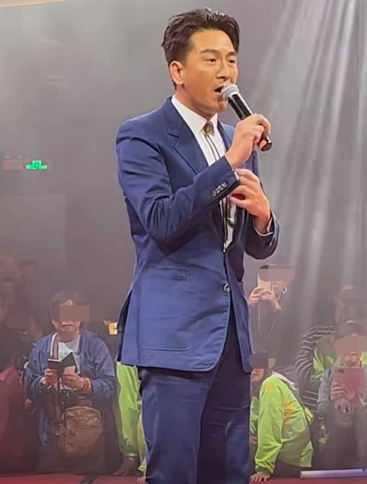 馬國明站在台上獻唱鄭伊健經典歌曲《友情歲月》
