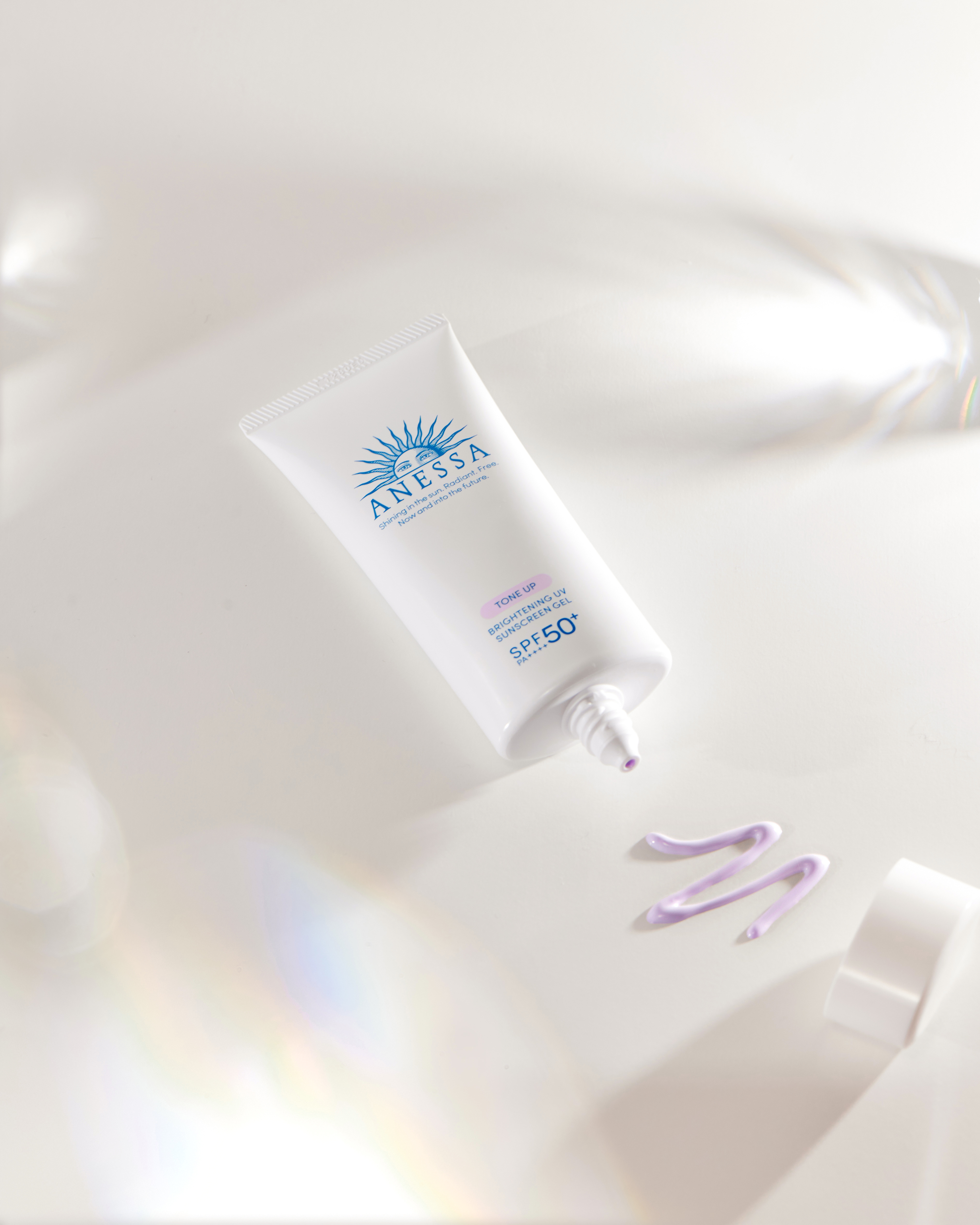 水感輕透不黏膩,淡紫色調有效調整節暗啞膚色,可作化身妝前底霜!