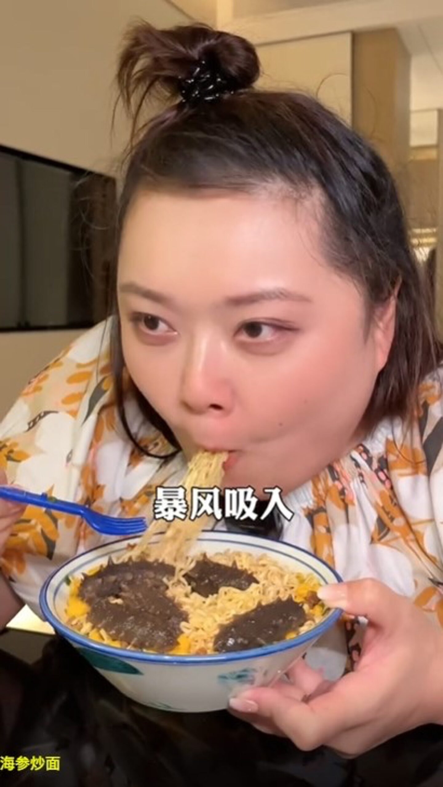 細細粒經常直播大飲大食。