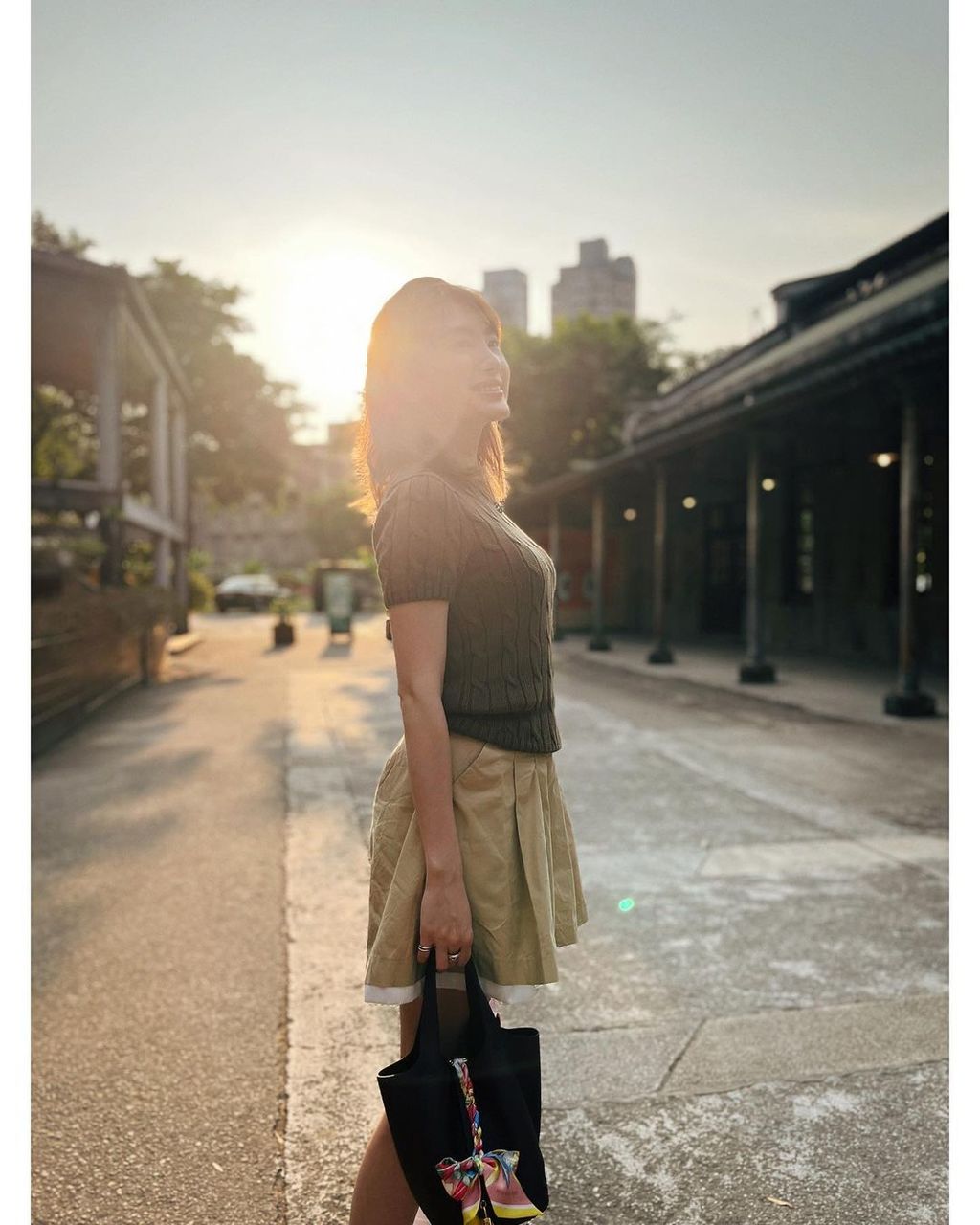 去台灣則出動黑色 18 Picotin配金扣手袋。