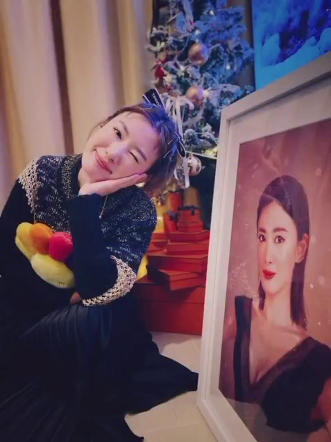 蔣家旻還在家中聖誕樹旁打卡,樹下的Hermès橙色盒目測至少10盒!