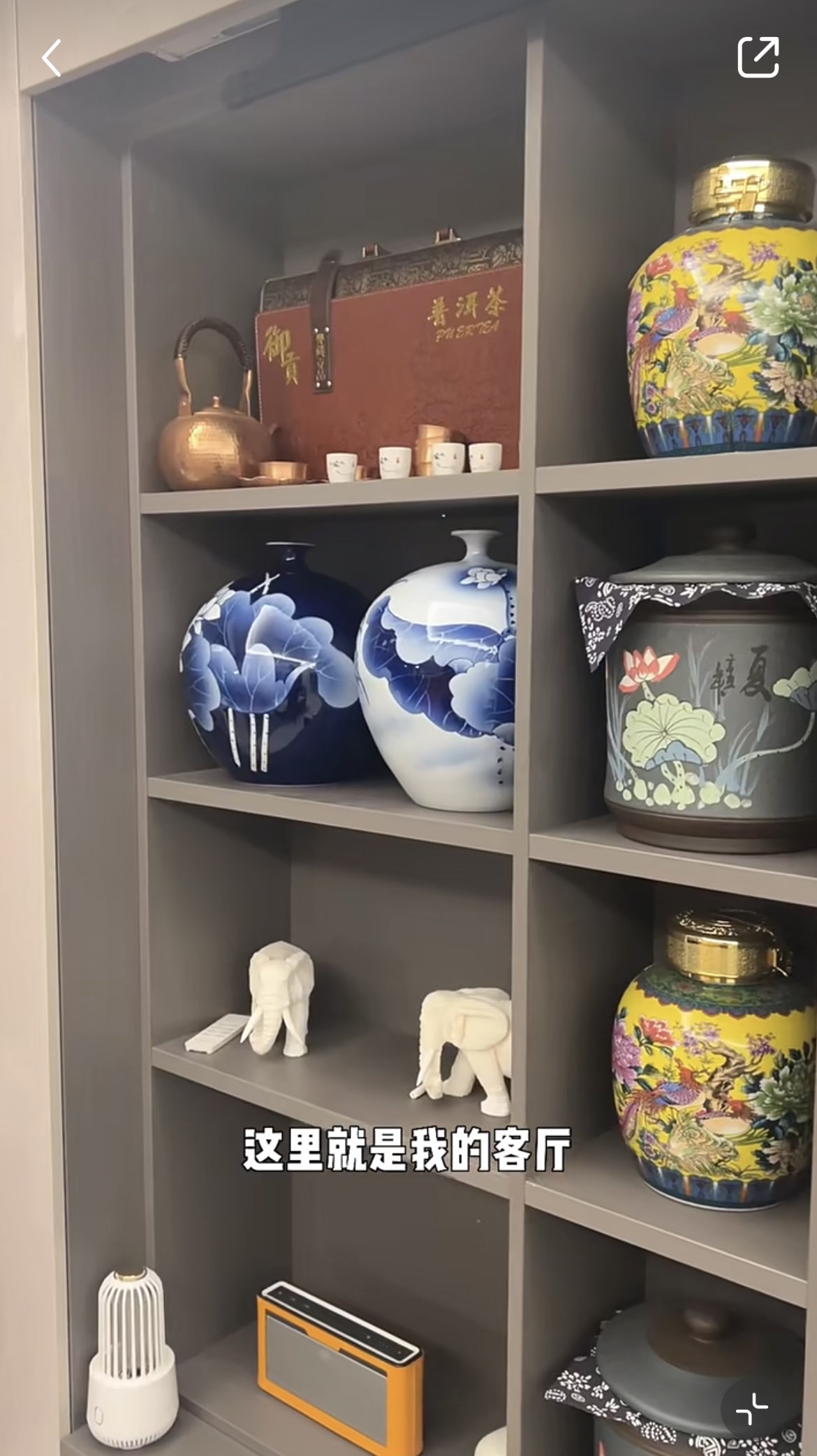 高鈞賢大廳內擺滿收藏品