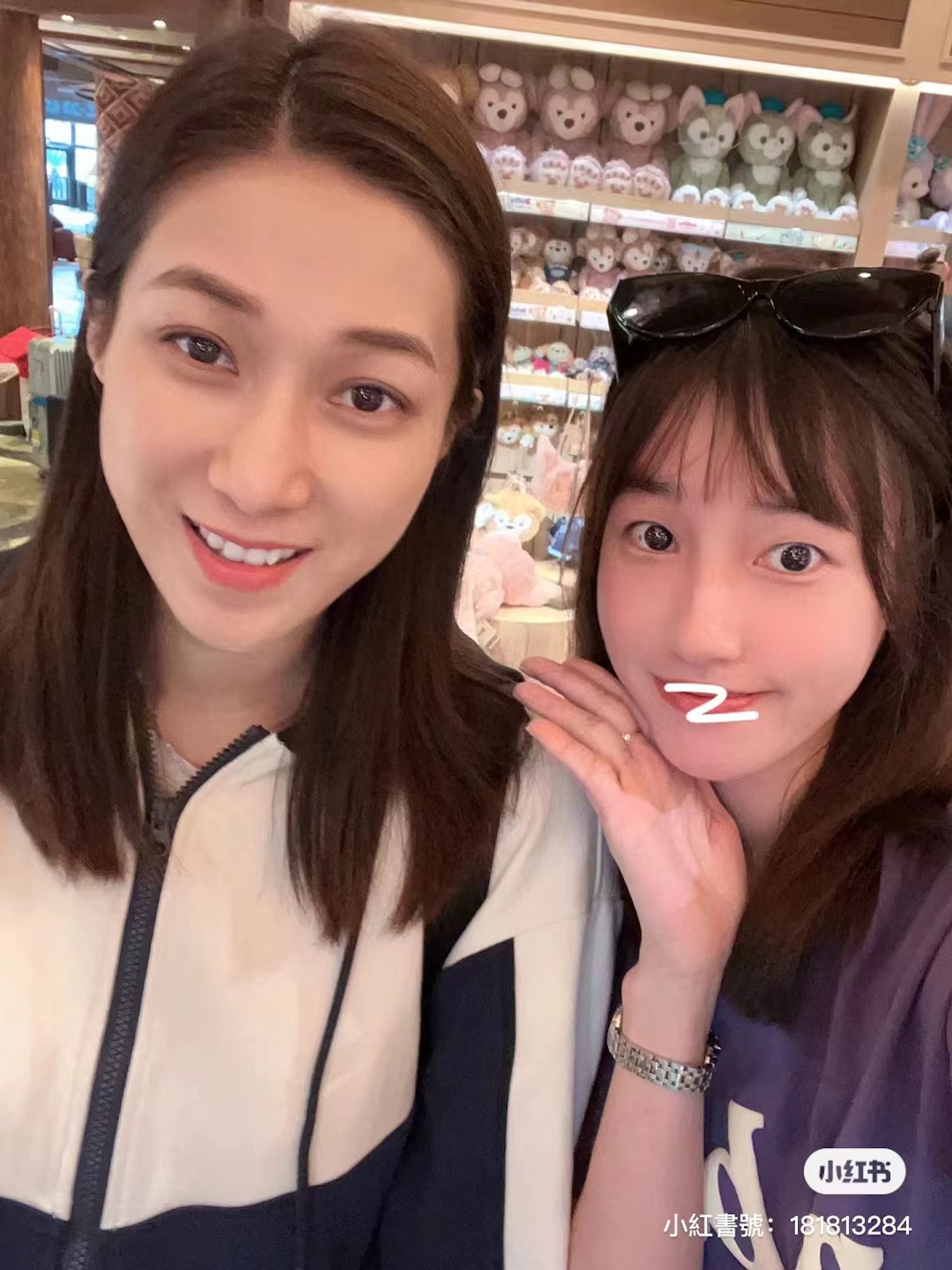 有粉絲偶遇鍾嘉欣並要求合照，而鍾嘉欣更大方同對方合照，非常親民！