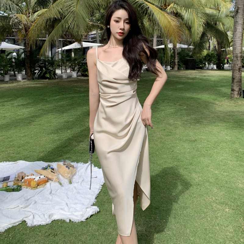 長洋裝是參加婚禮最不會出錯的單品。