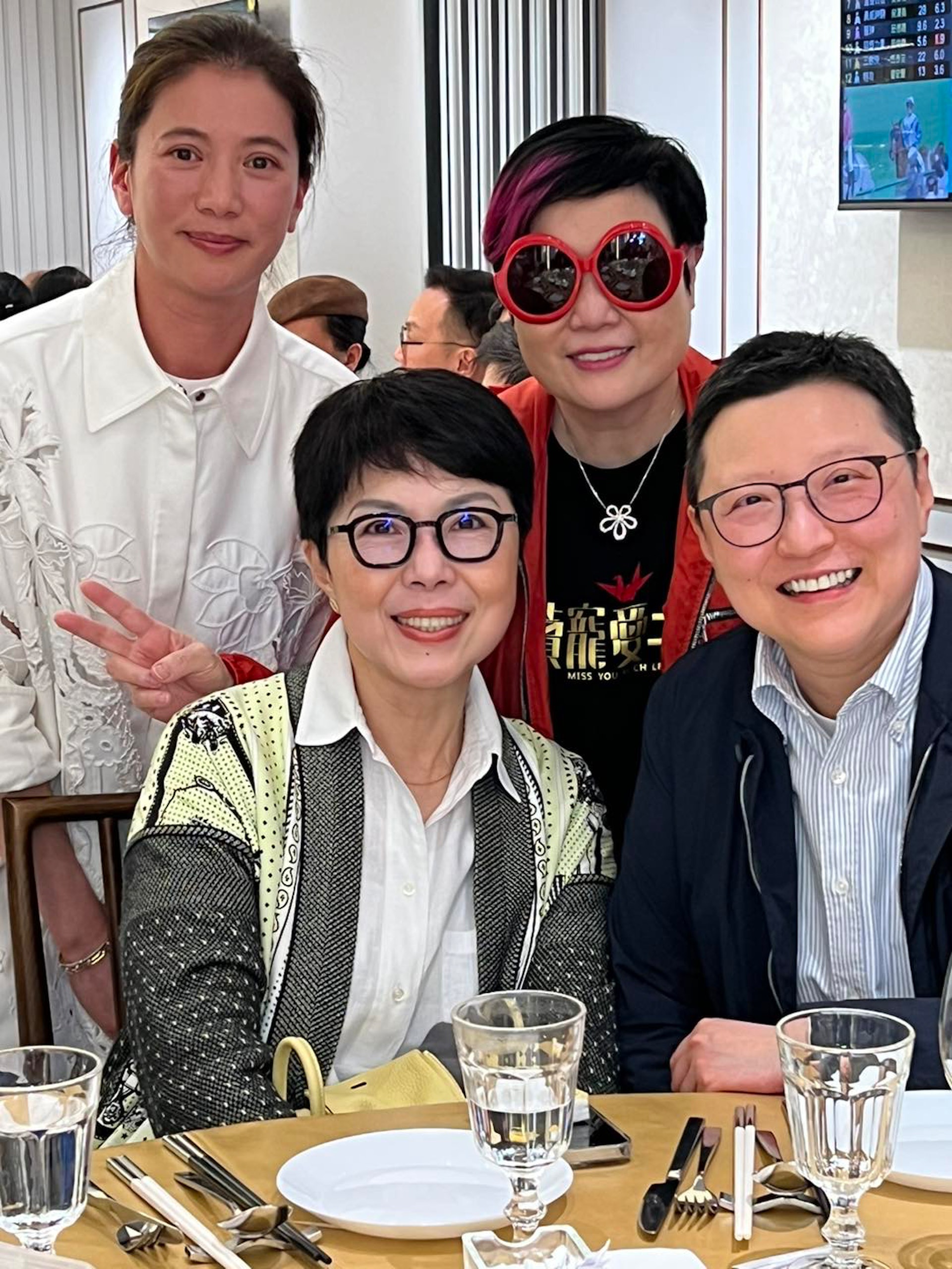 周偉利對關菊英一直細心照顧。