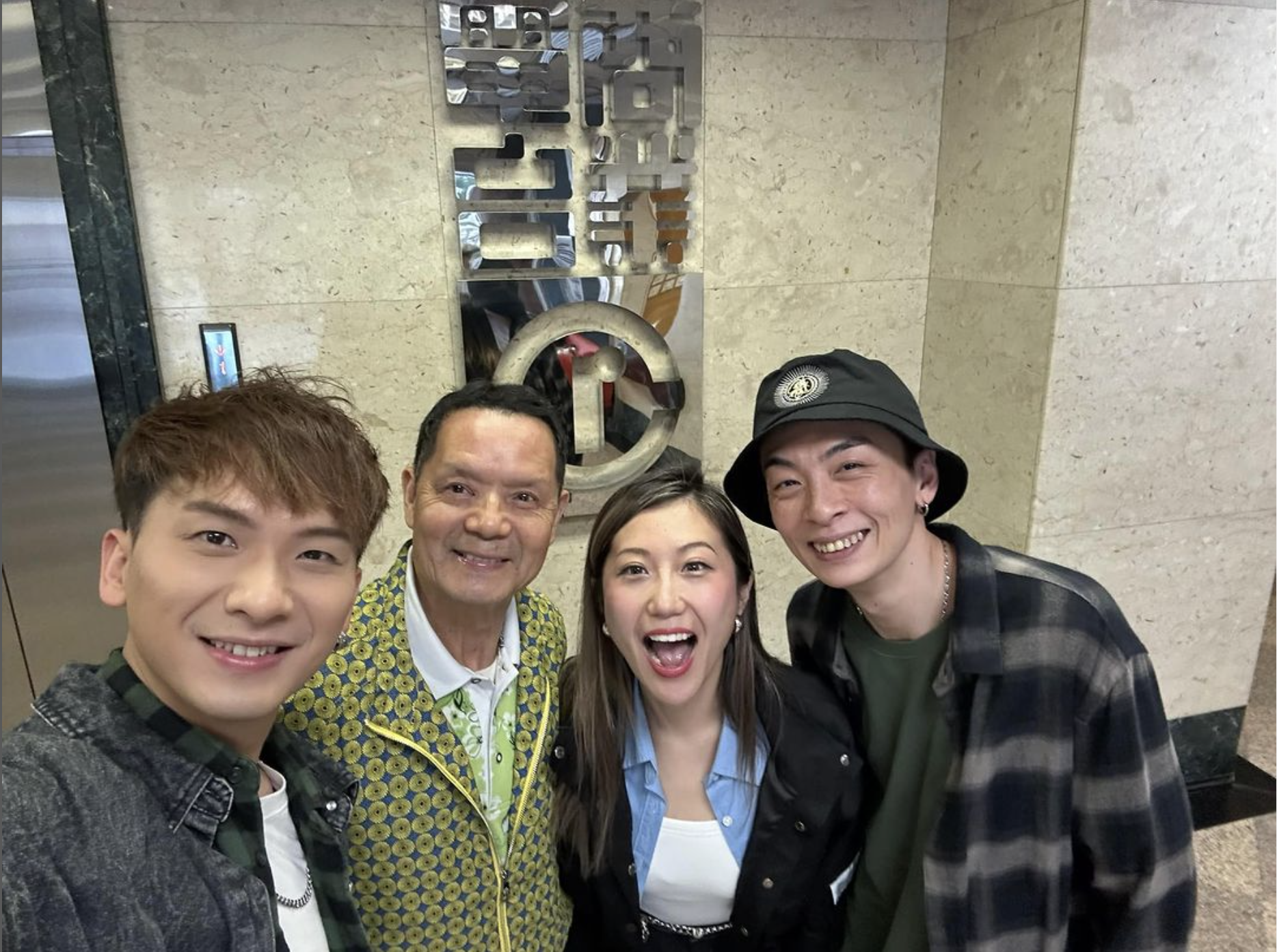 顏志恒現在也依然習慣於浴室練歌，所以便有了「浴室歌王」的稱號。