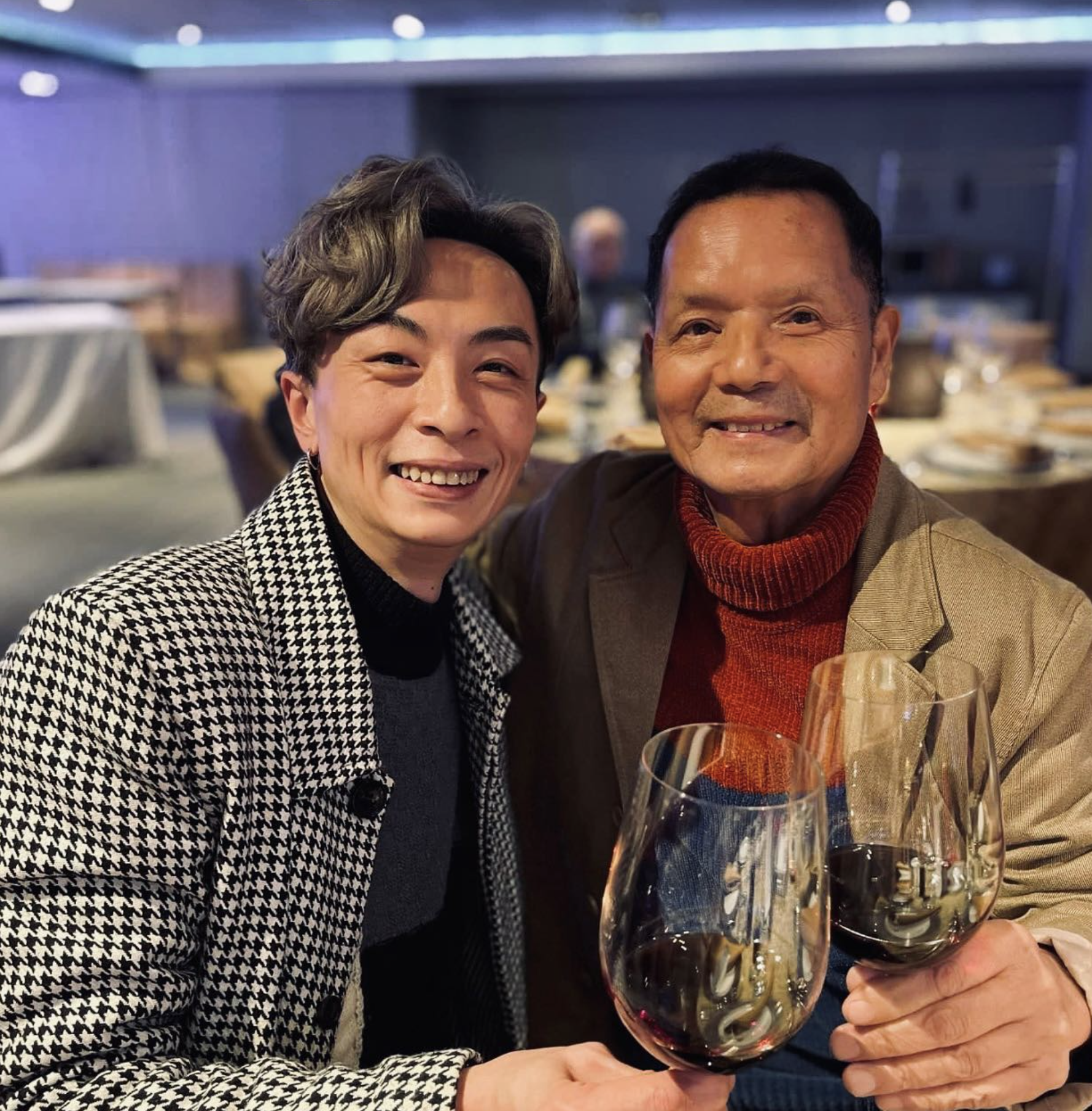 顏志恒指自己小時候唱歌的舞台就是浴室