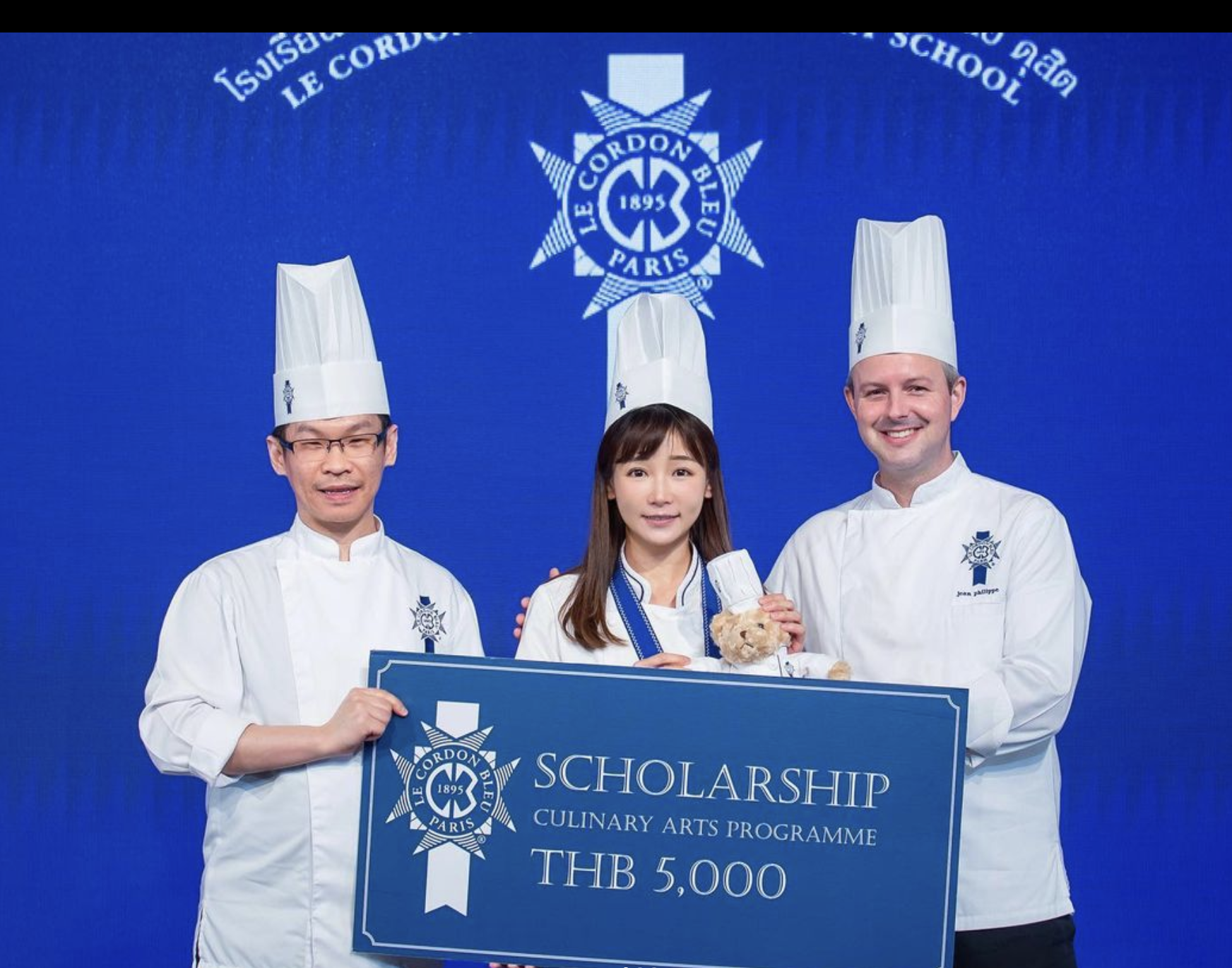 簡淑兒透露自己以優異成績畢業,獲得藍帶頒發的獎學金。