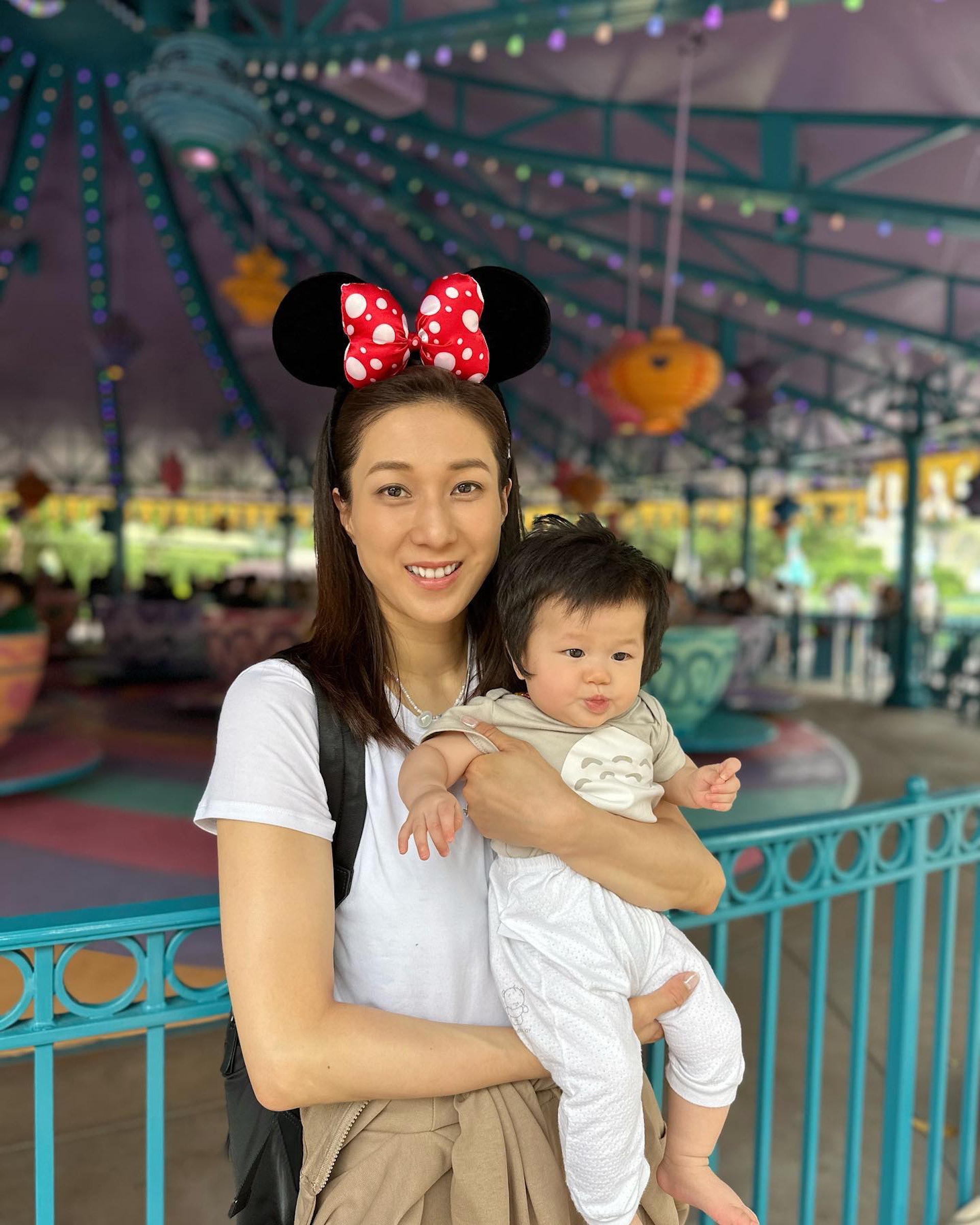 鍾嘉欣抱著細女，母愛爆棚。