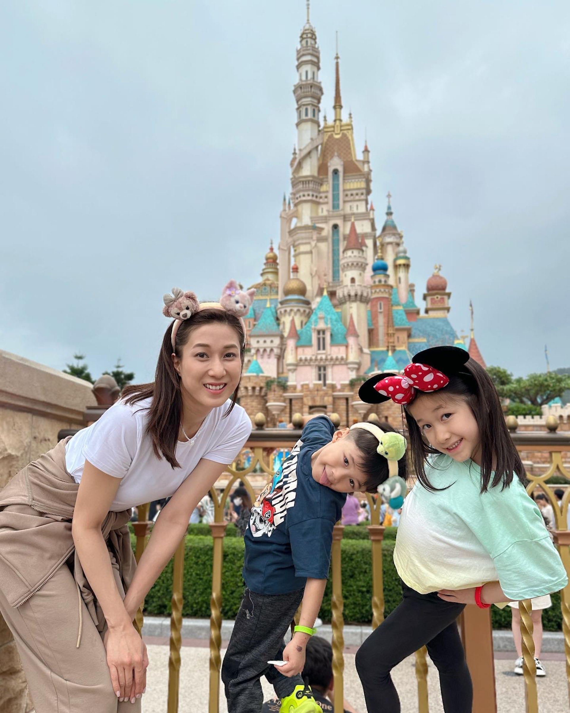鍾嘉欣趁著不用工作的日子「一拖三」帶3個仔女去迪士尼玩。