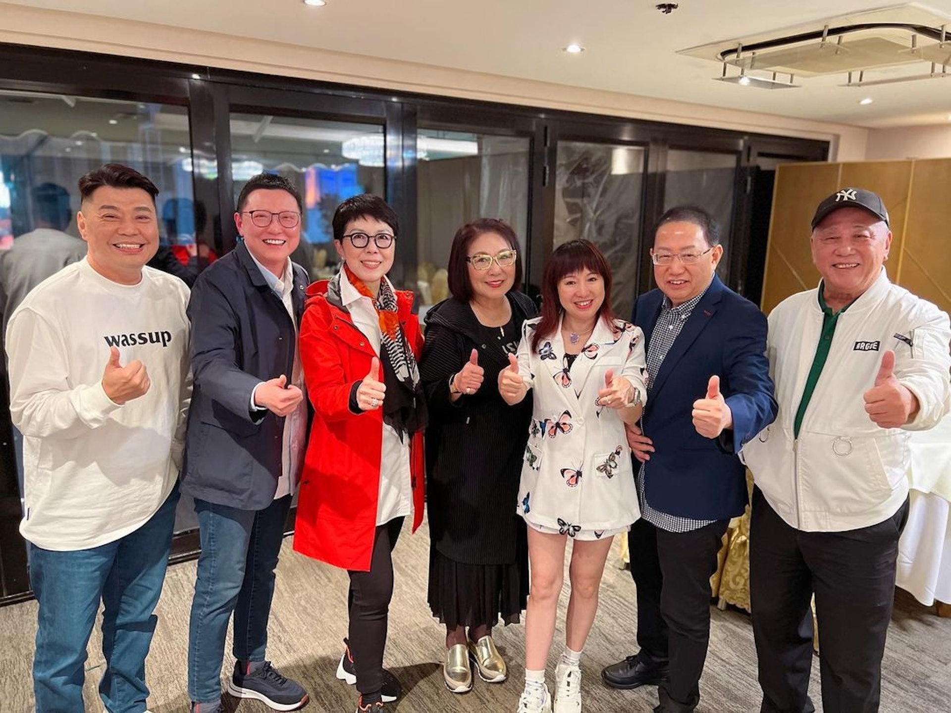 關菊英攜相交15年的同性密友周偉利出席。