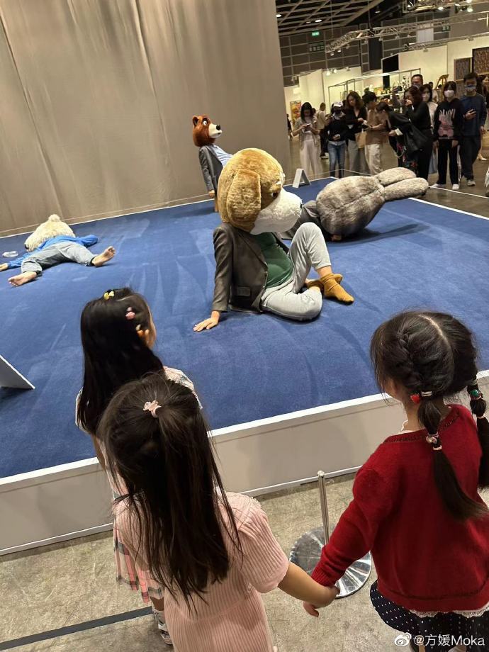 方媛帶女兒去展覽睇表演。