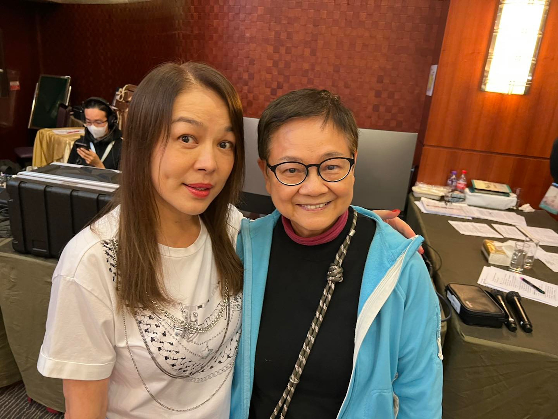 近日資深傳媒人汪曼玲分享了與陳加玲的合照,令久未露面的陳加玲近況曝光!