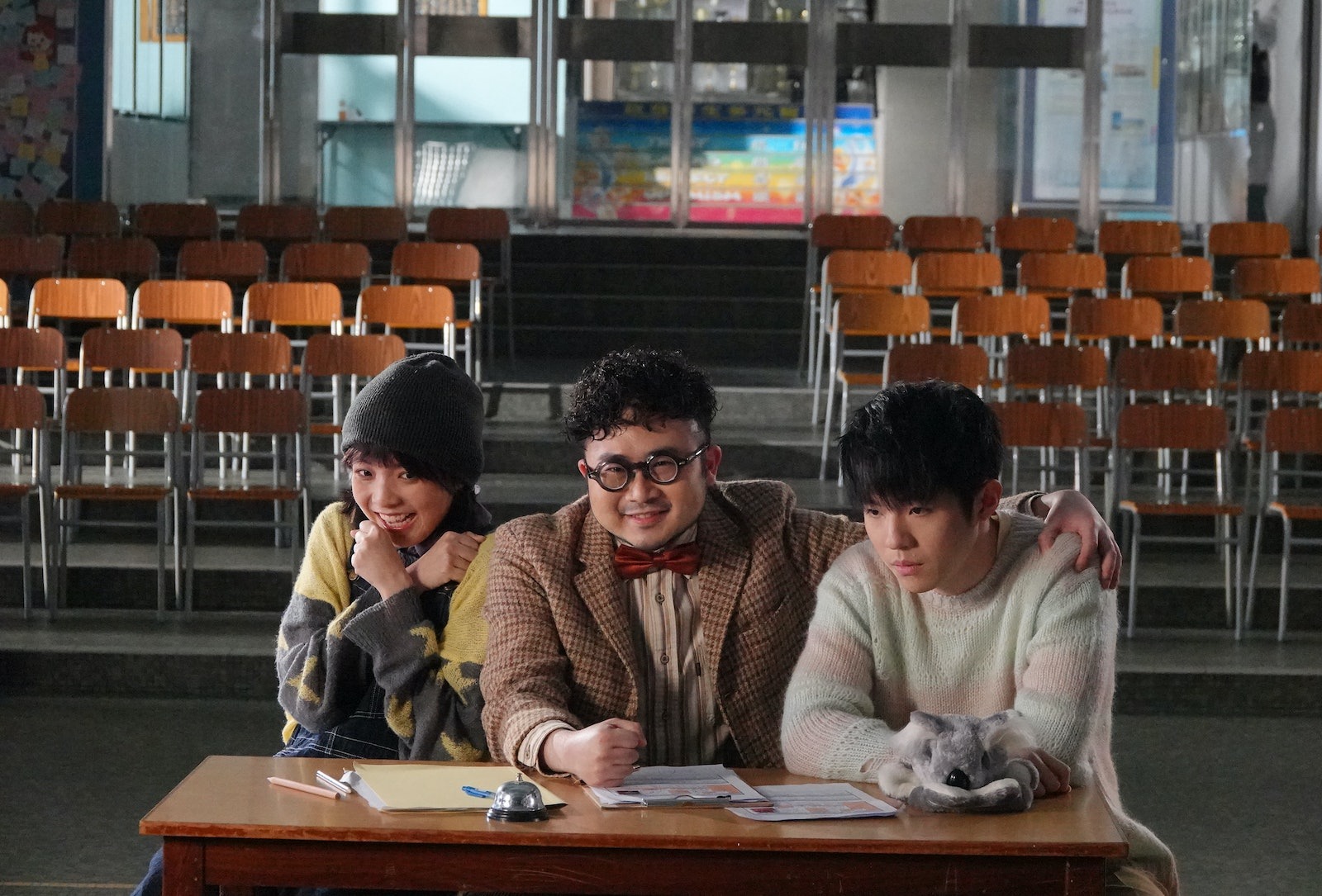 《抱抱無尾熊》MV中還找來在ViuTV電視劇《無限斜棟有限公司》中曾合作的鍾雪,以及電影《正義迴廊》男主角的麥沛東參與演出。