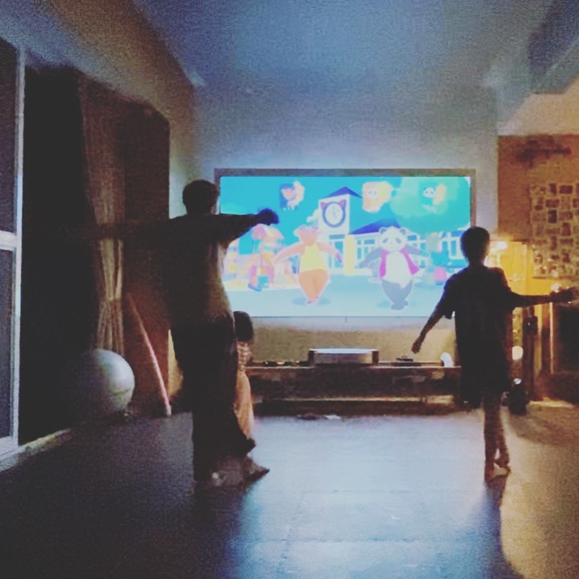 張繼聰經常和子女在巨形客廳的大電視前打機兼跳舞。