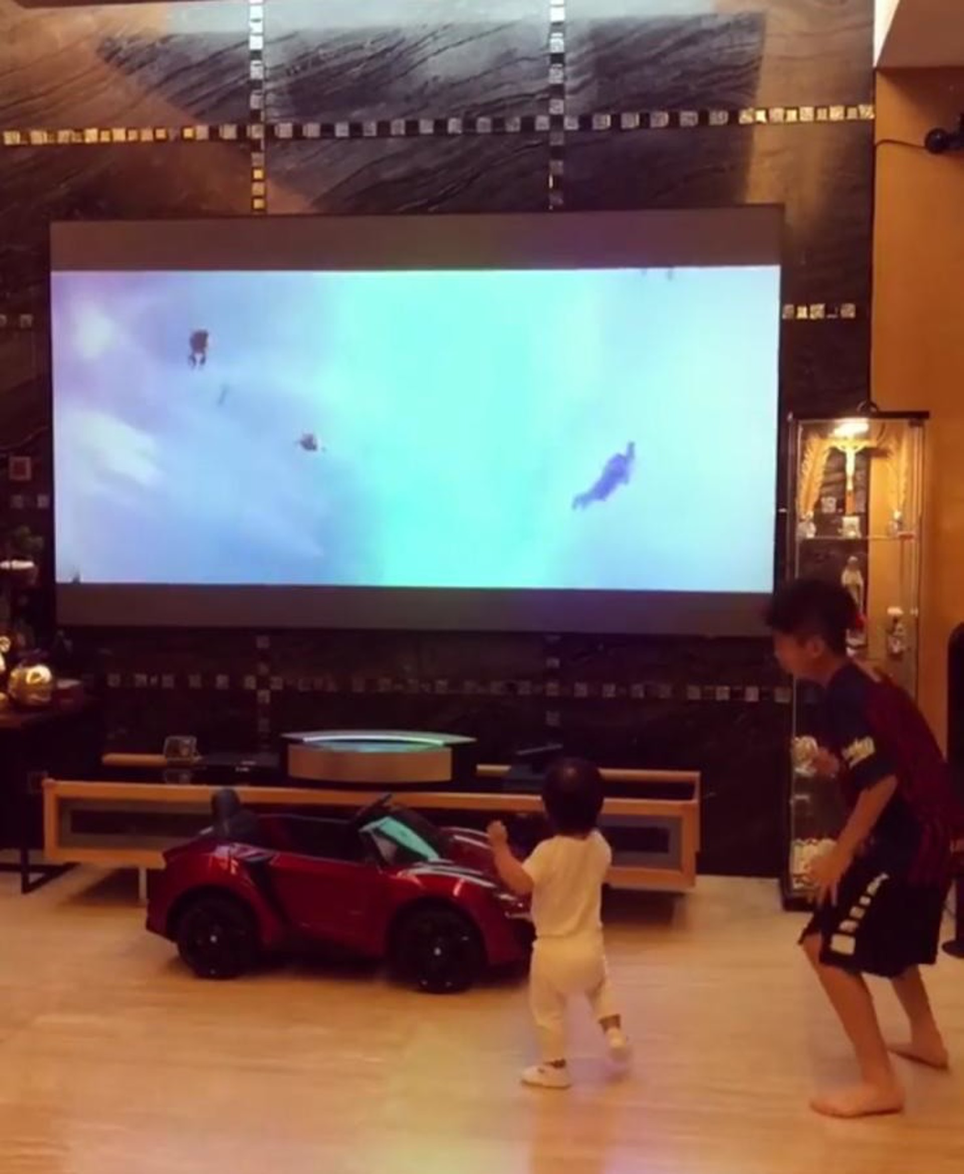 牆上掛上巨型電視機,還可以讓女兒玩超跑通屋走。