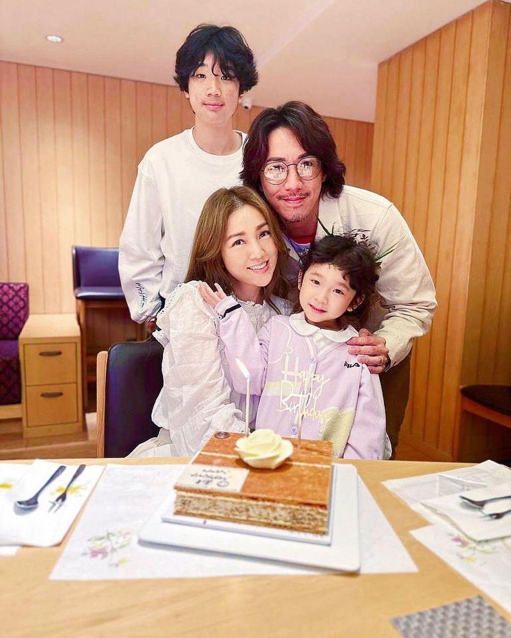 張繼聰、謝安琪一家四口非常幸福。