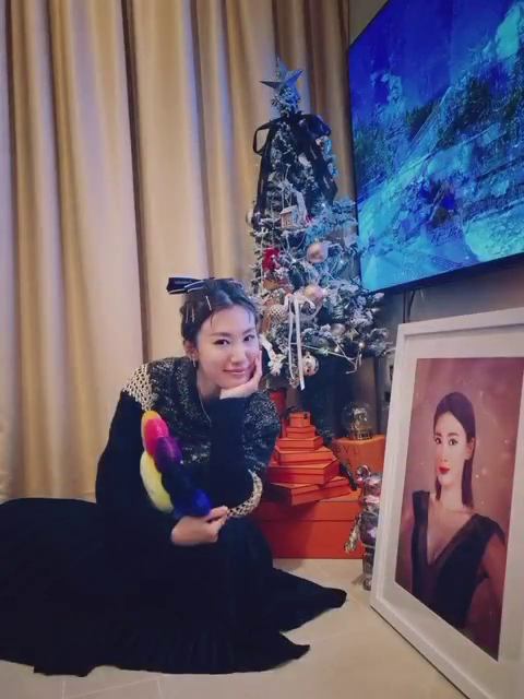 聖誕樹下則擺放著多個Hermès橙色盒子。