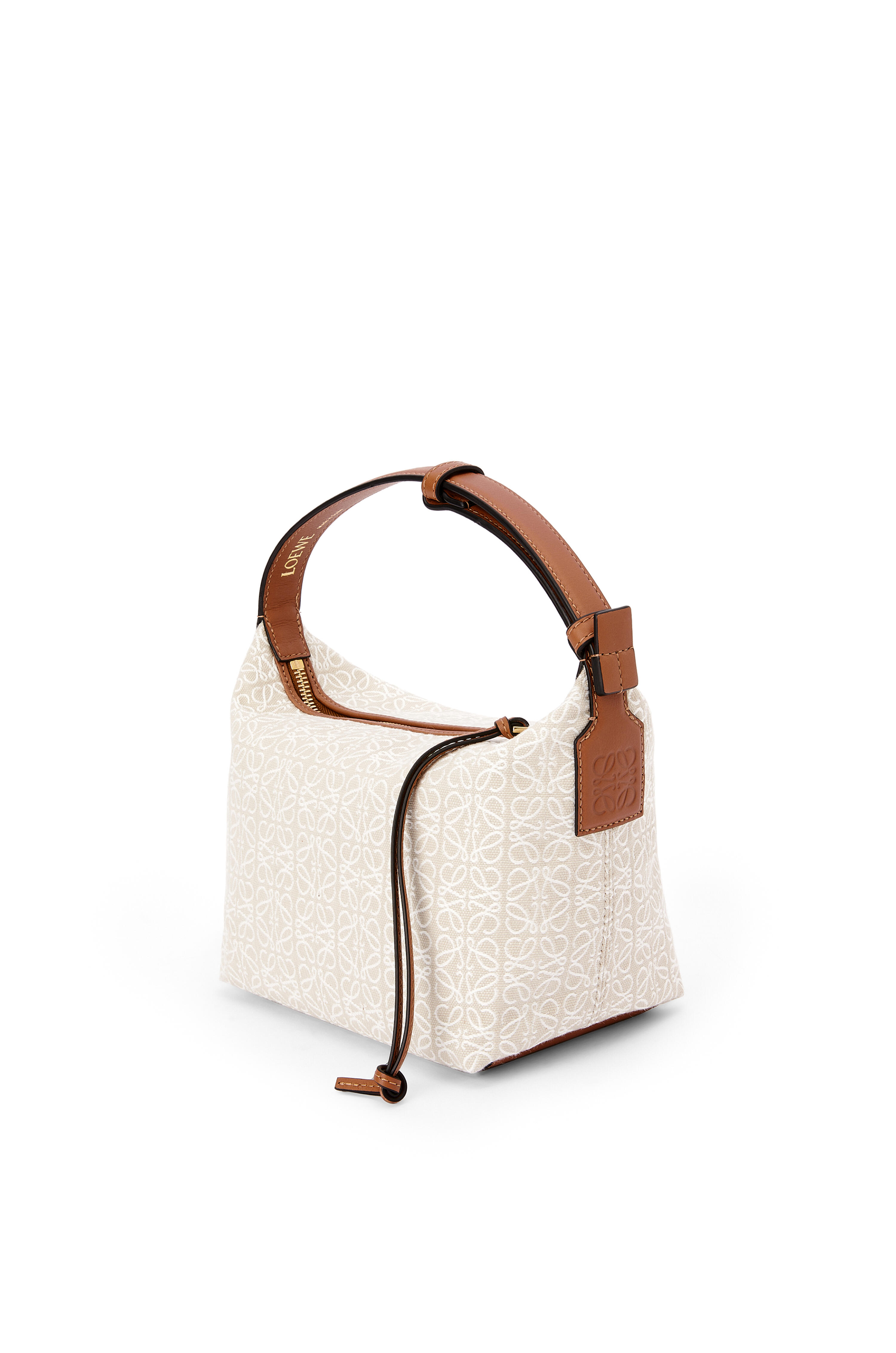 LOEWE的Cubi Anagram手袋是一款大容量肩背包
