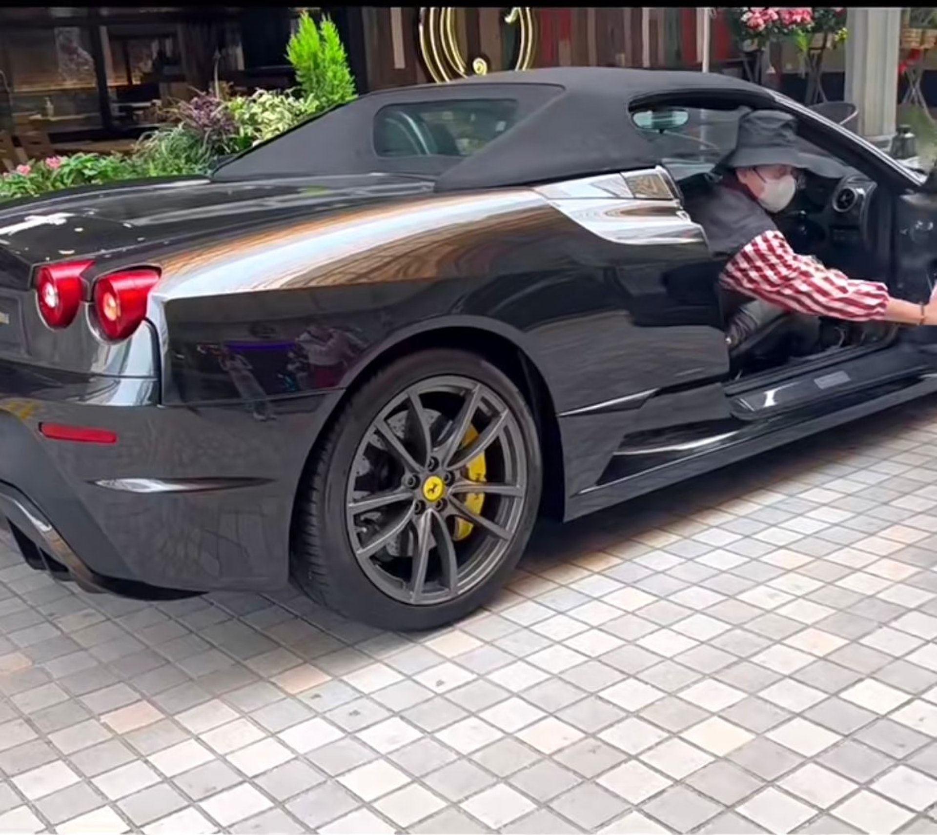 黃宗澤出動兩架古董跑車盡顯貴氣。