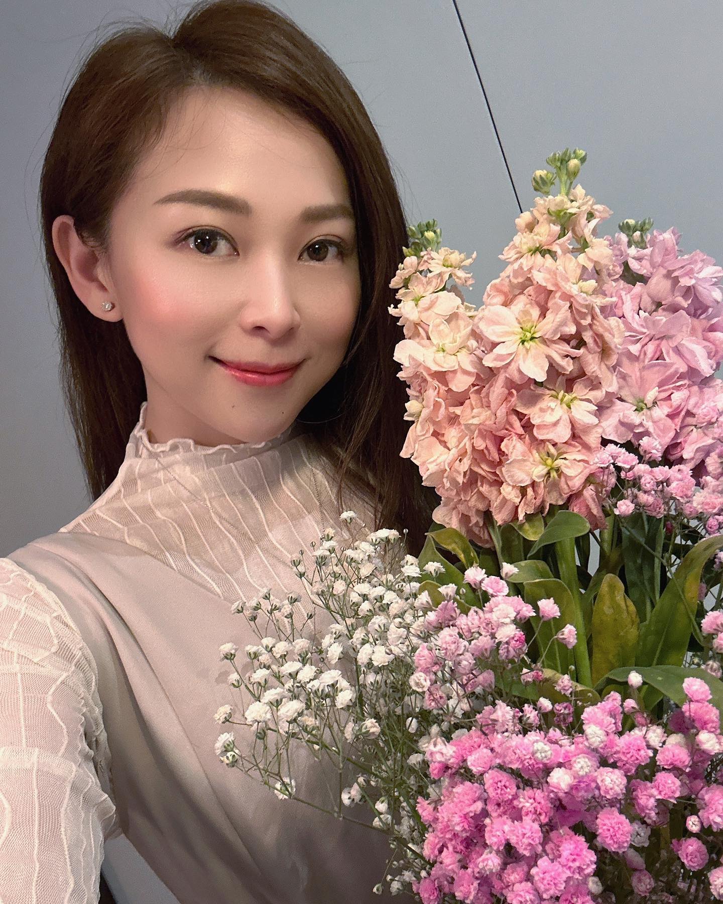 紋眉是現代女性常見的美容方法，可以讓眉形更加完美、妝容更加有神。