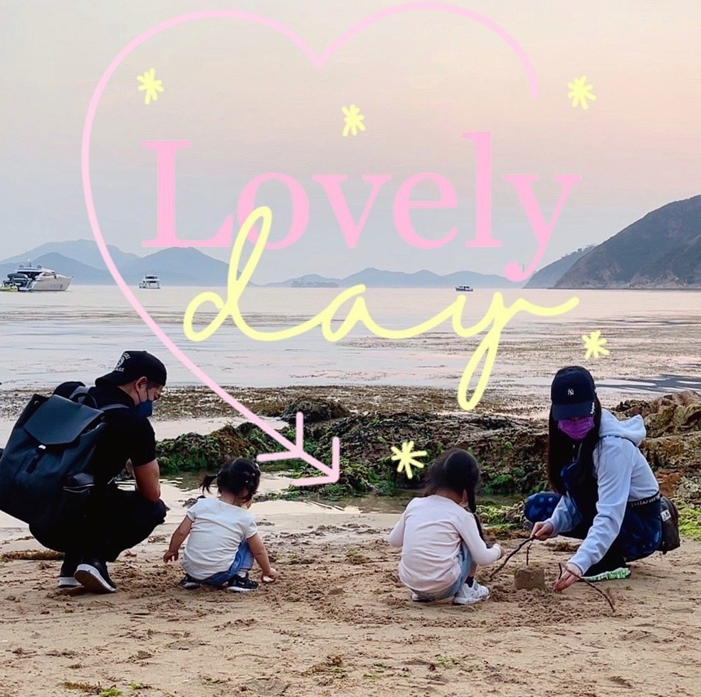 郭富城帶女兒去沙灘摸蟹。