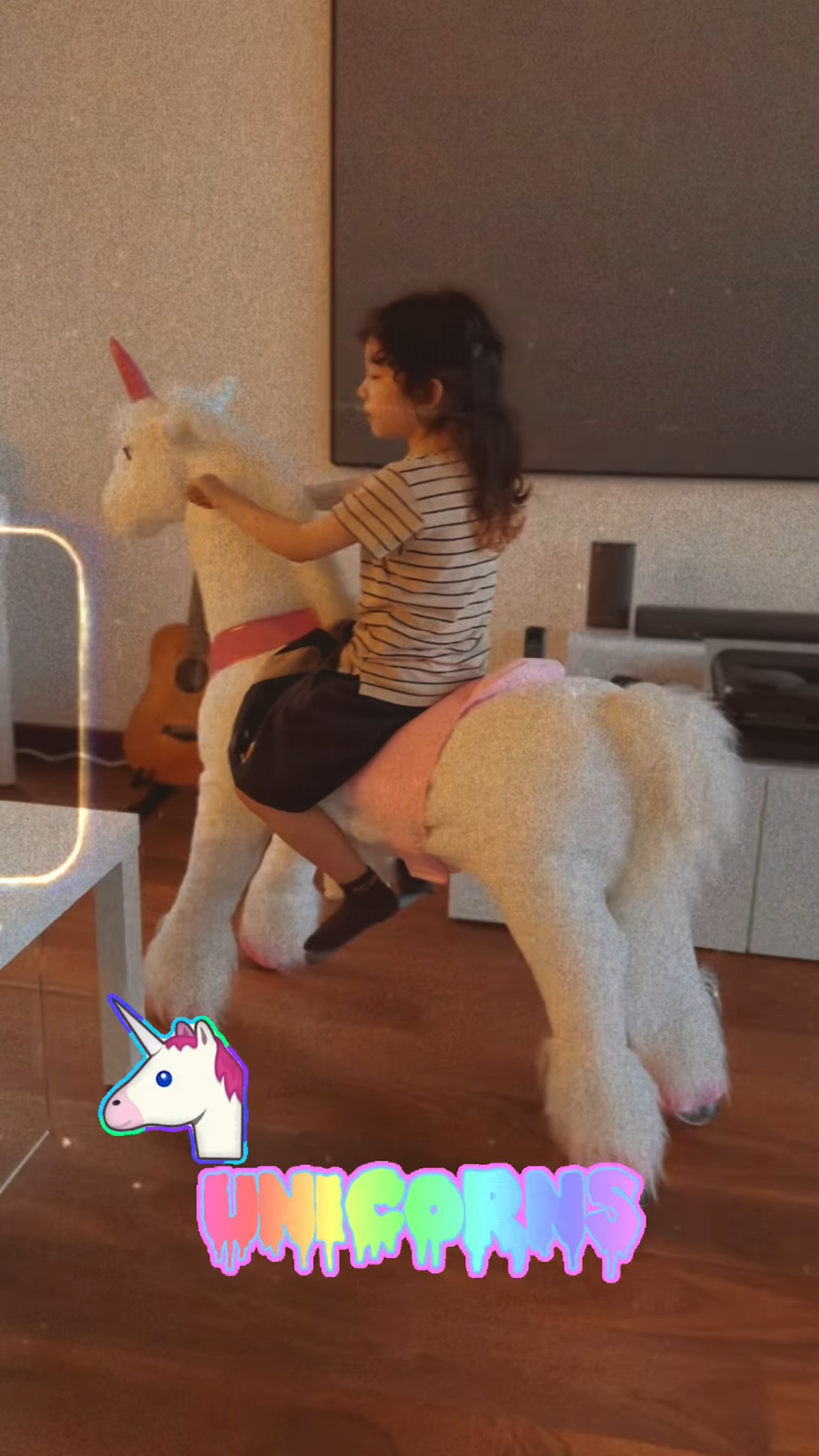 在客廳中任意行完全不會碰到客廳的物件和擺設。