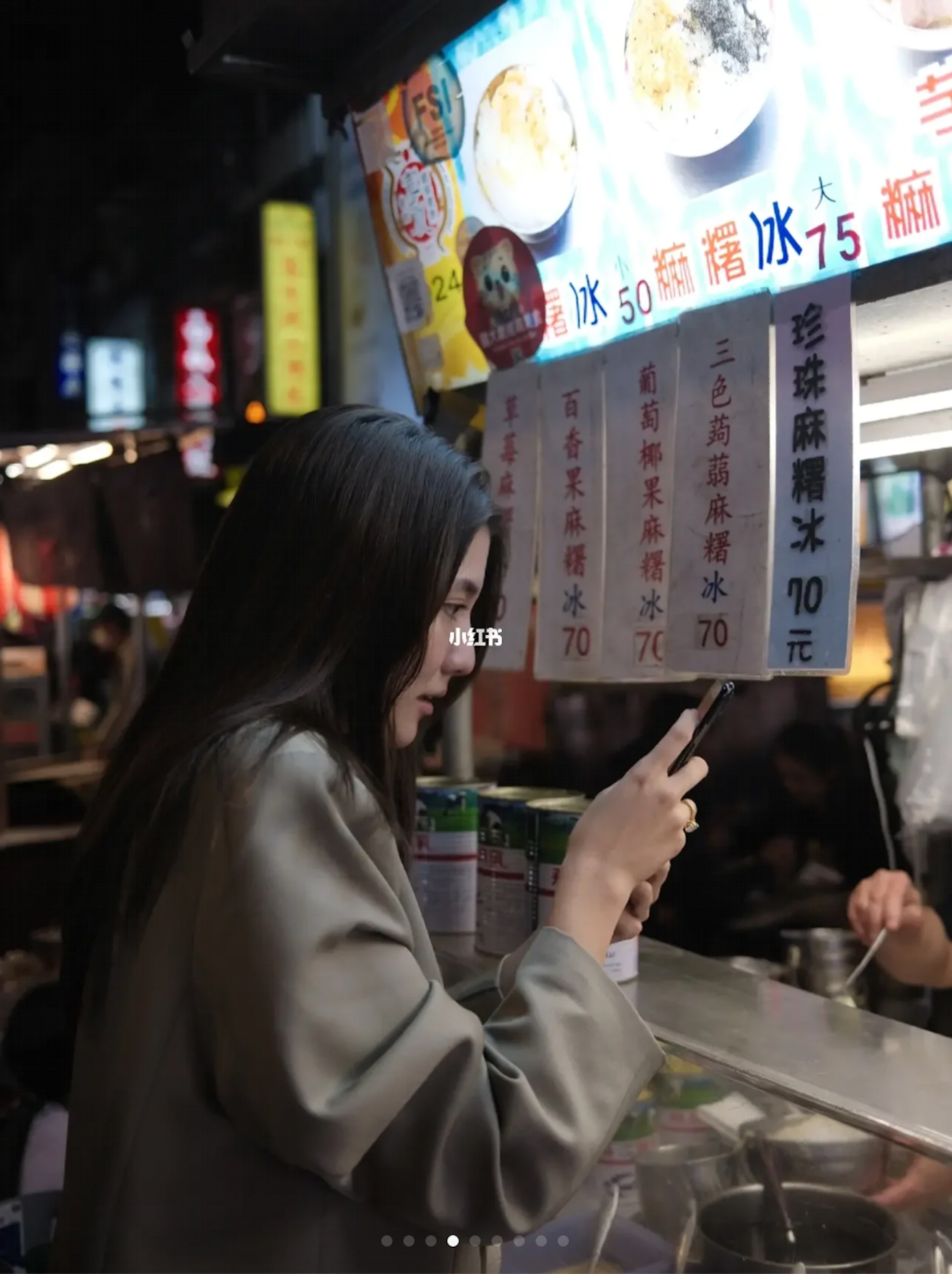 網民卻將焦點放在吳千語手上的巨型鑽戒，今次吳千語沒有再再遮遮掩掩，因此再度惹被求婚揣測！