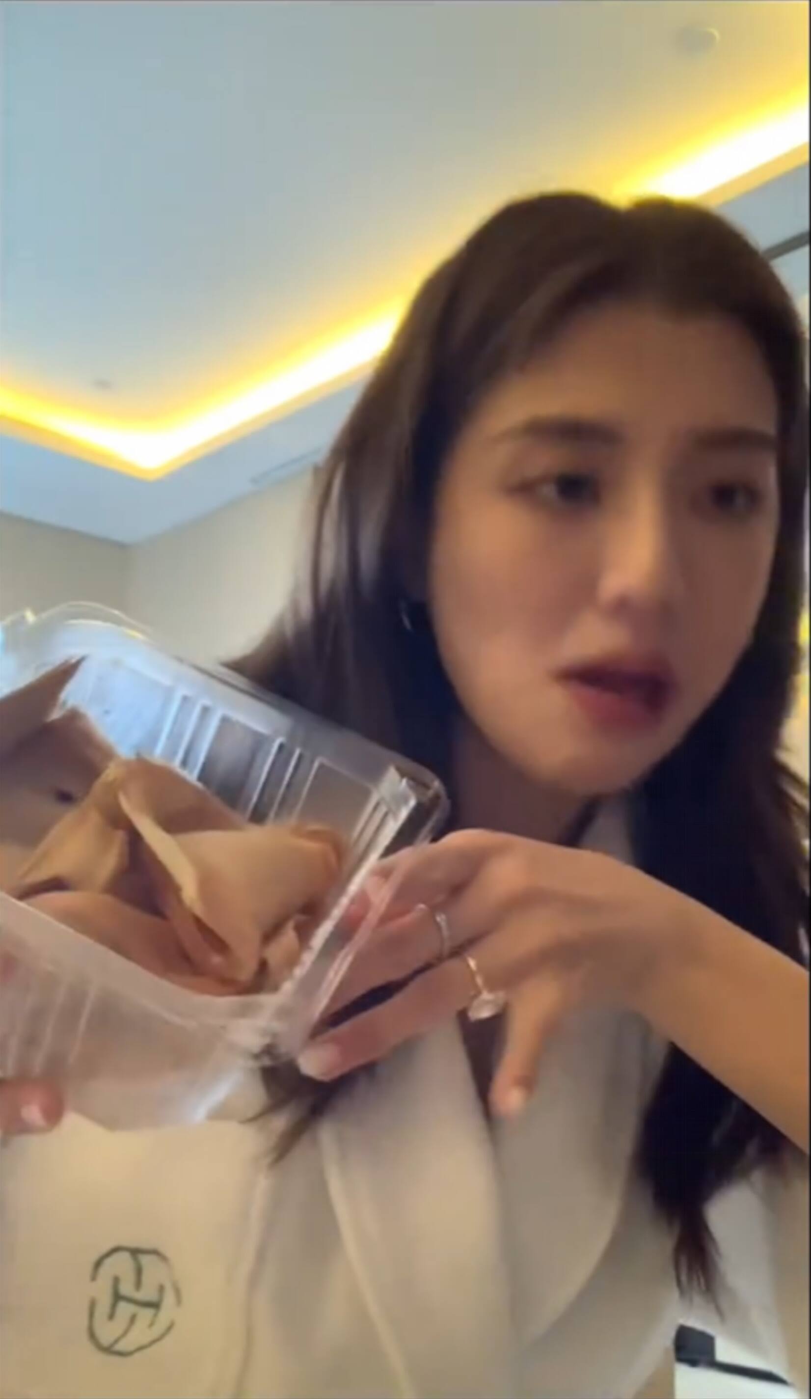 吳千語將戒指轉向掌心方向，似乎刻意想將它遮蓋起來。