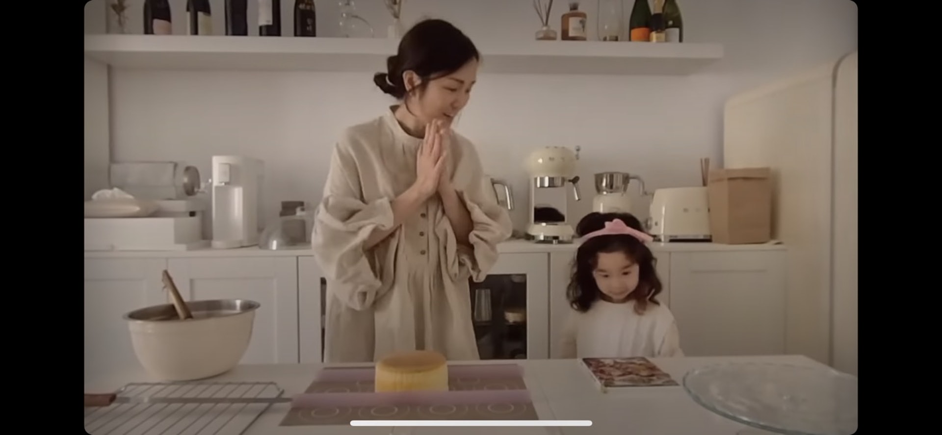 謝安琪身後整齊放滿不同廚具:多士爐、咖啡機,及其他廚具家電。