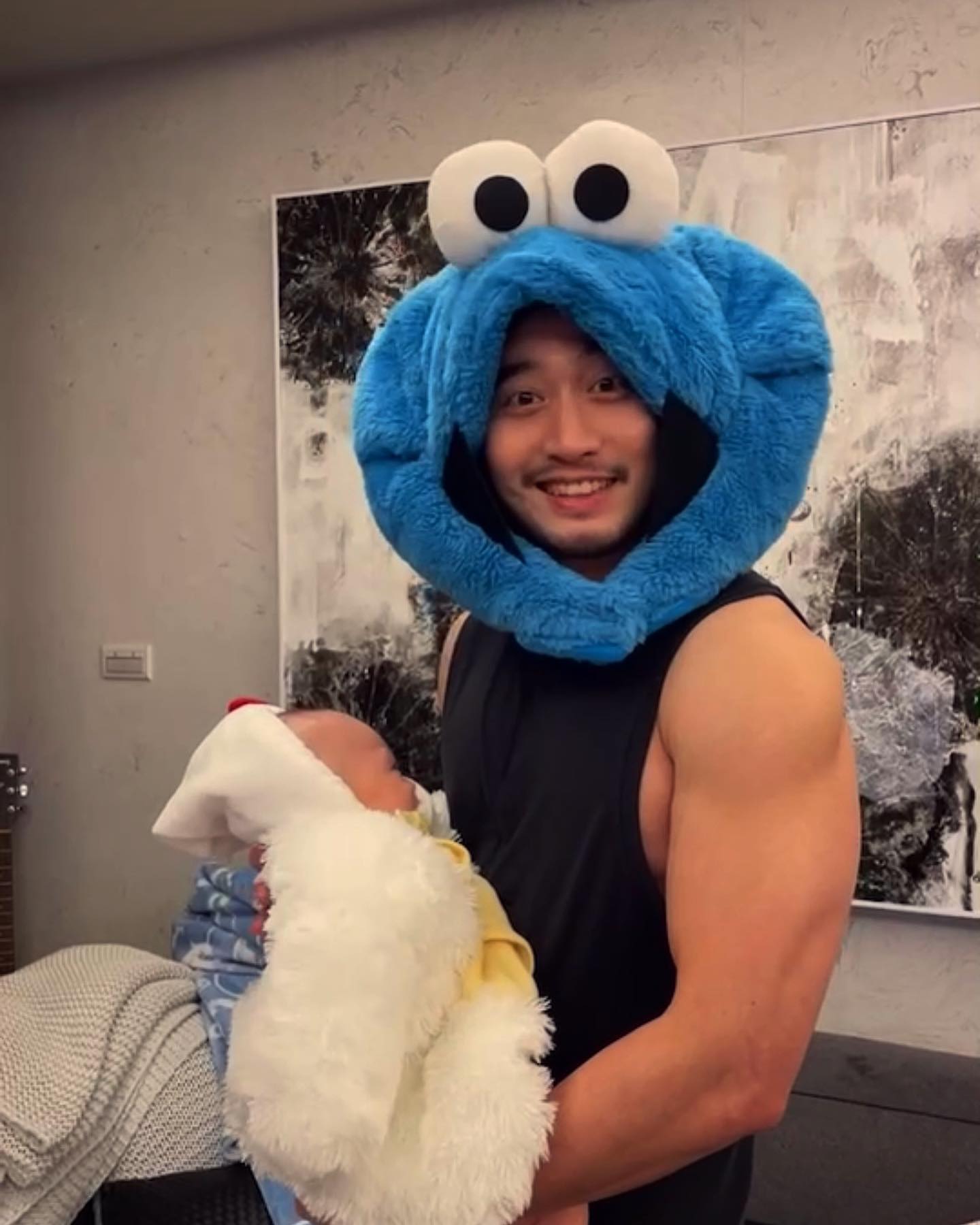 賴弘國自從榮升爸爸後,不用工作時就會陪伴家人。