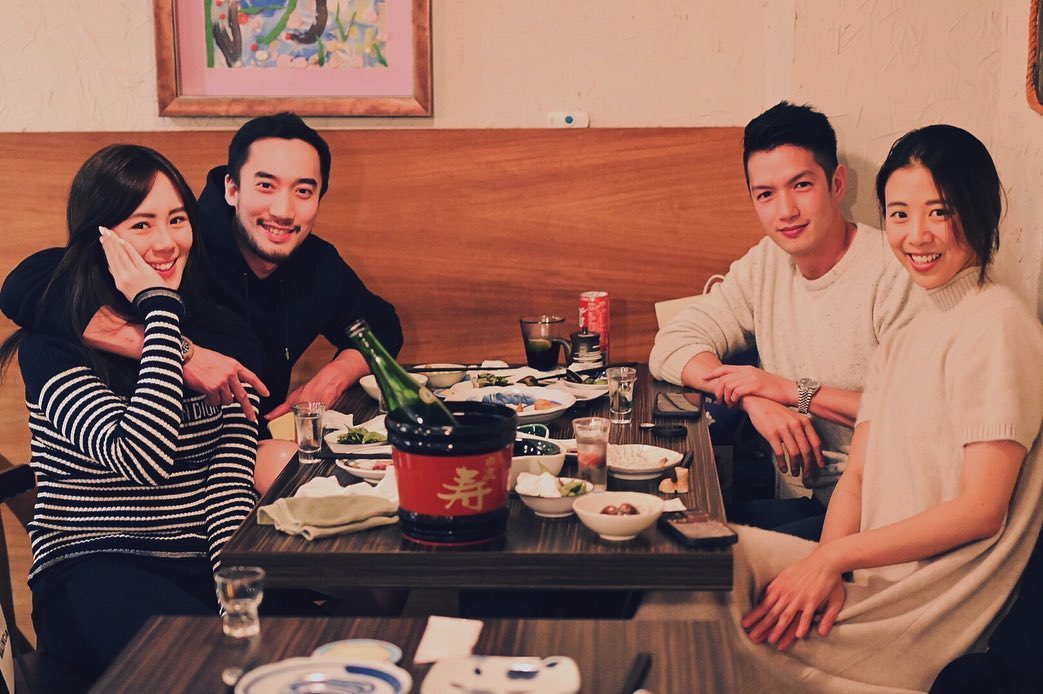 賴弘國日前趁著放假帶太太與好友一齊聚會,兩夫妻高調同框曬恩愛,新老婆腹部微隆疑似有孕。