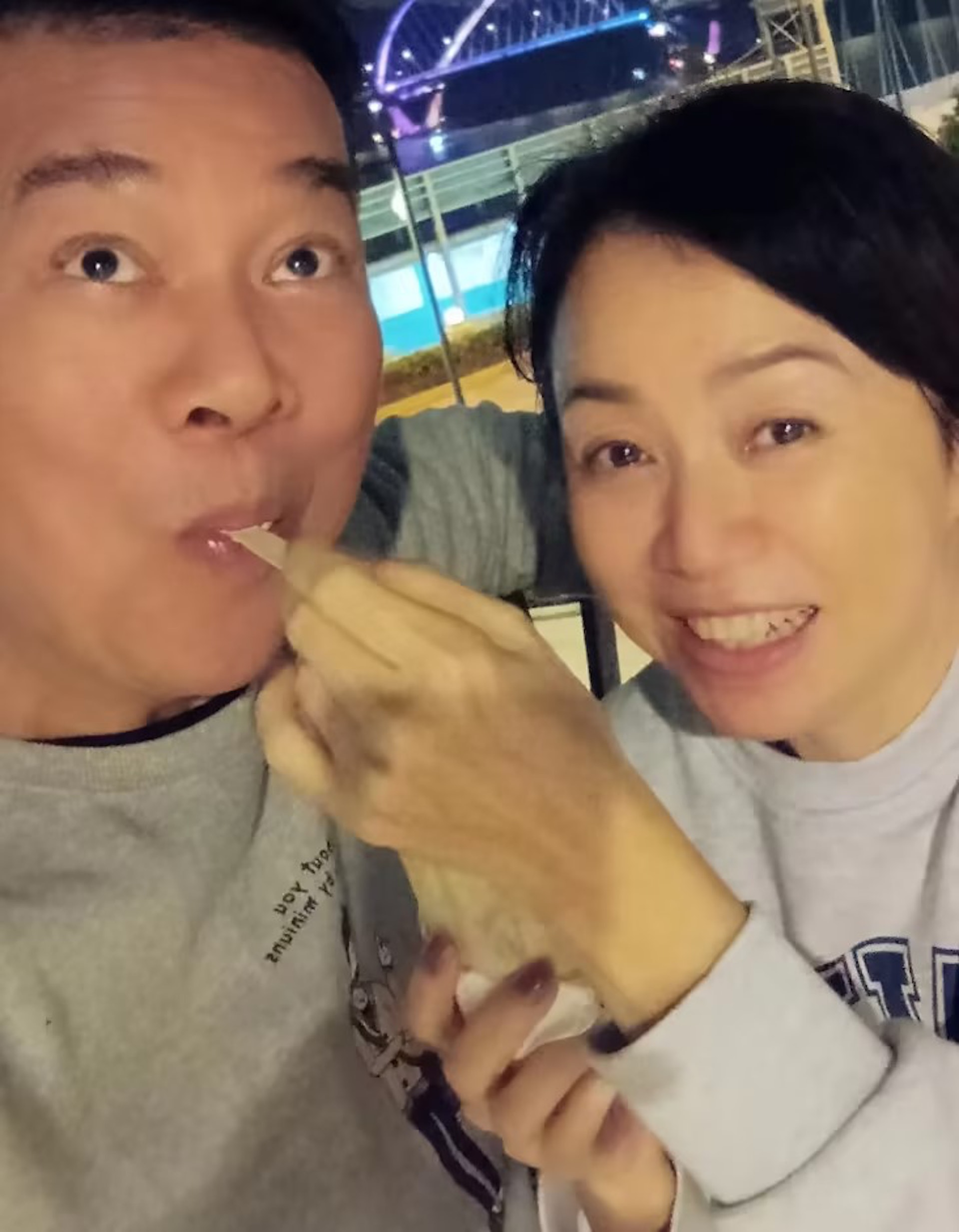 吳毅將被太太餵食雪糕,相當甜蜜。