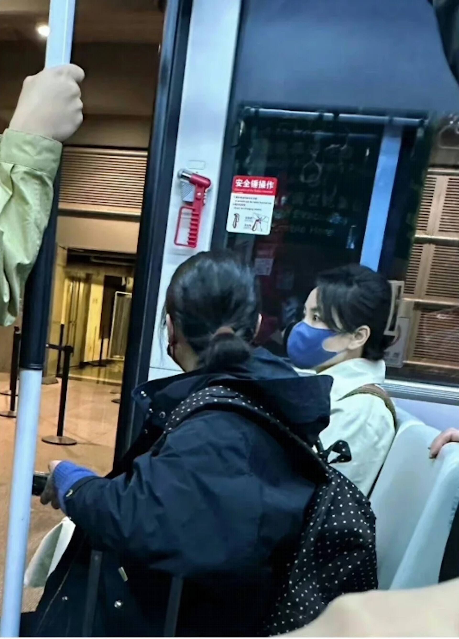 有網民在內地機場接駁巴士上偶遇王菲。