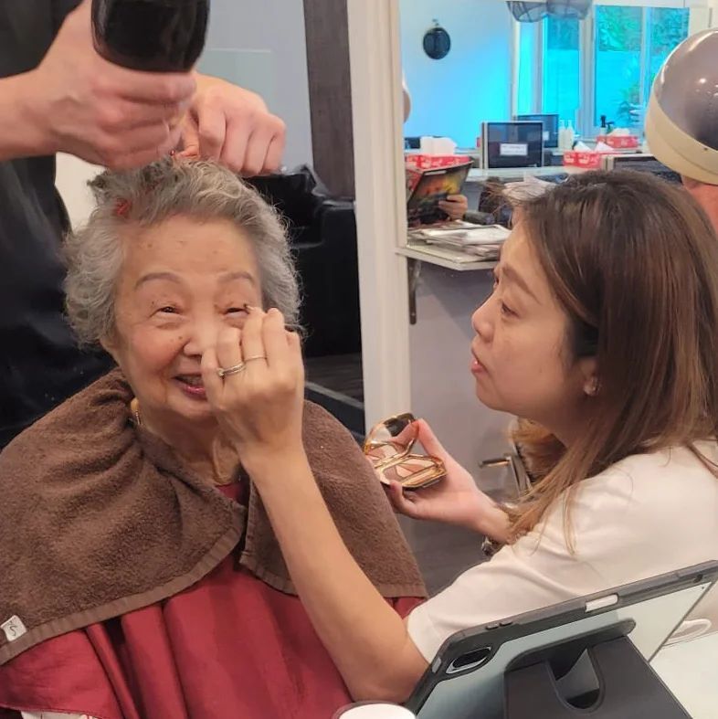 梅小惠為媽媽化妝。