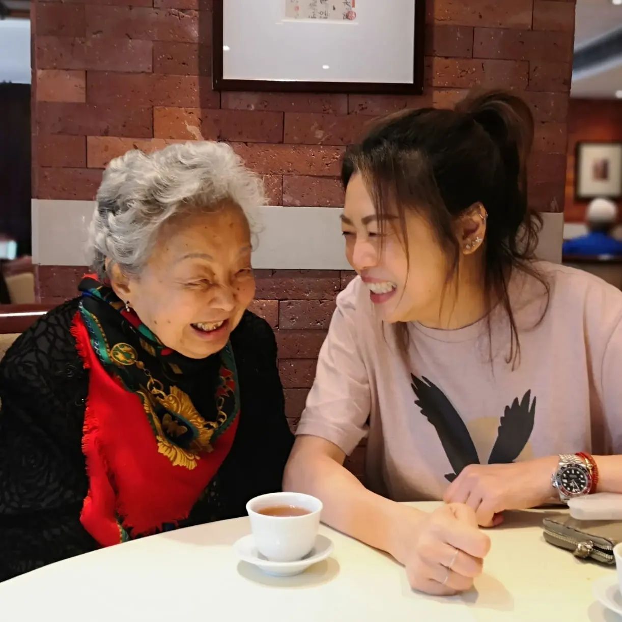 梅小惠經常帶媽媽去飲茶。