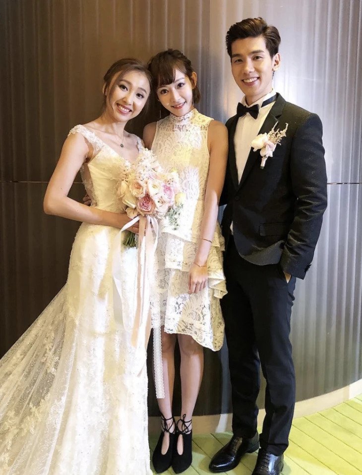 Aka (趙慧珊)出席林奕匡婚禮時穿上白色喱士cocktail dress引起負評。